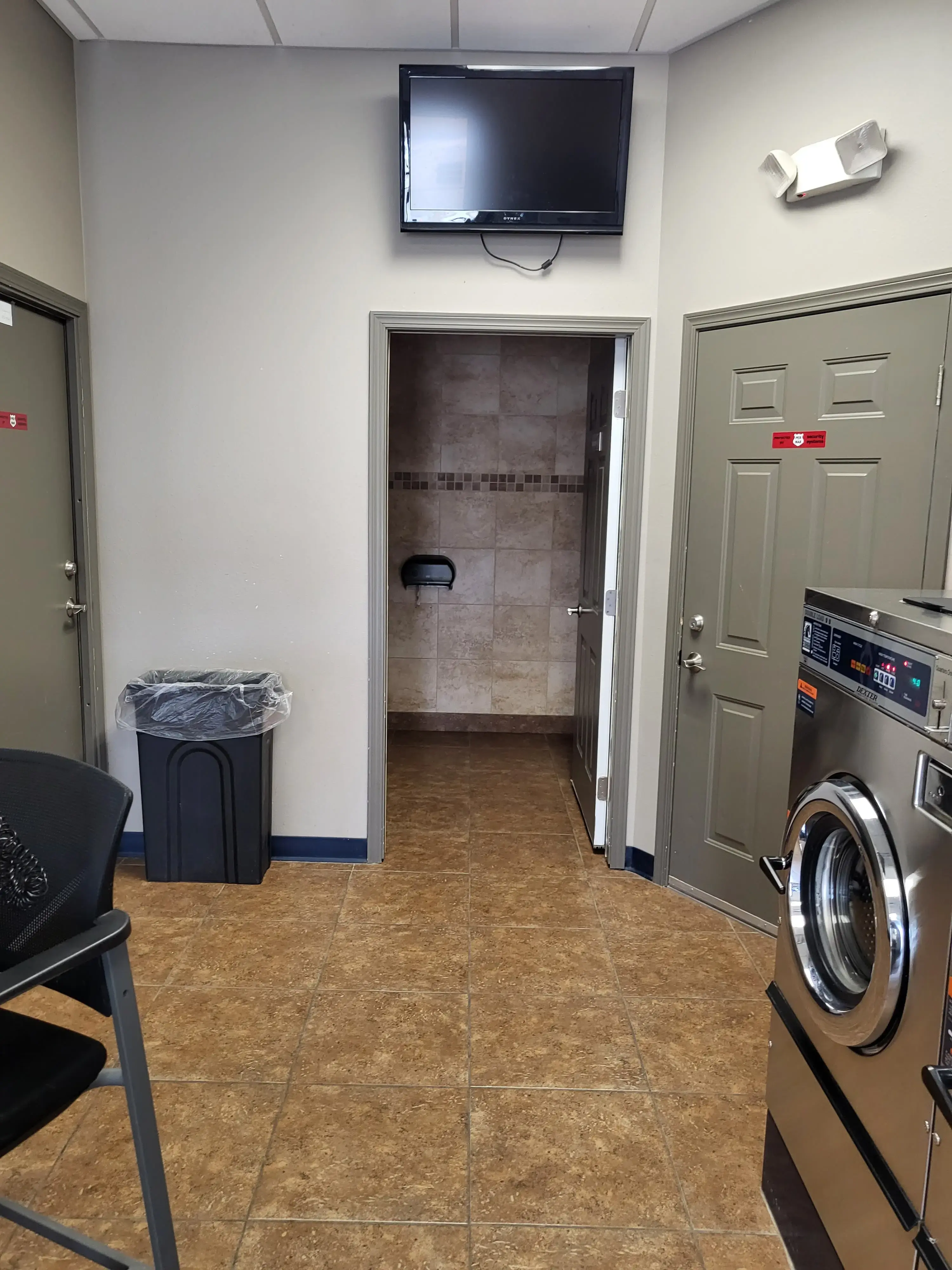 Giant Laundromat (Whitewater Laundromat) location