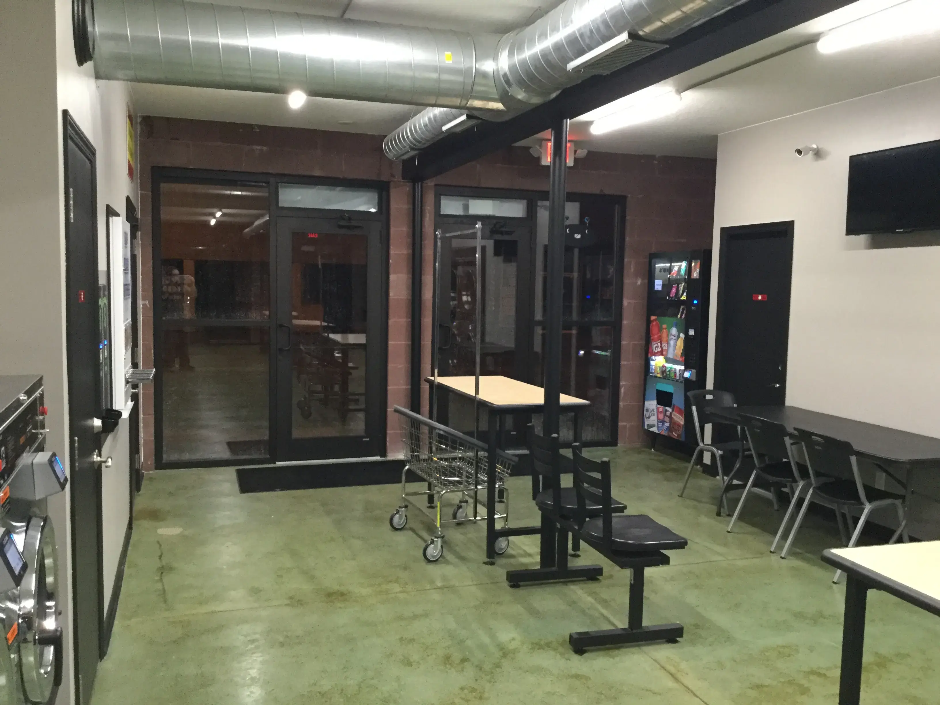 Giant Laundromats (Giant Laundromat) - Image 8