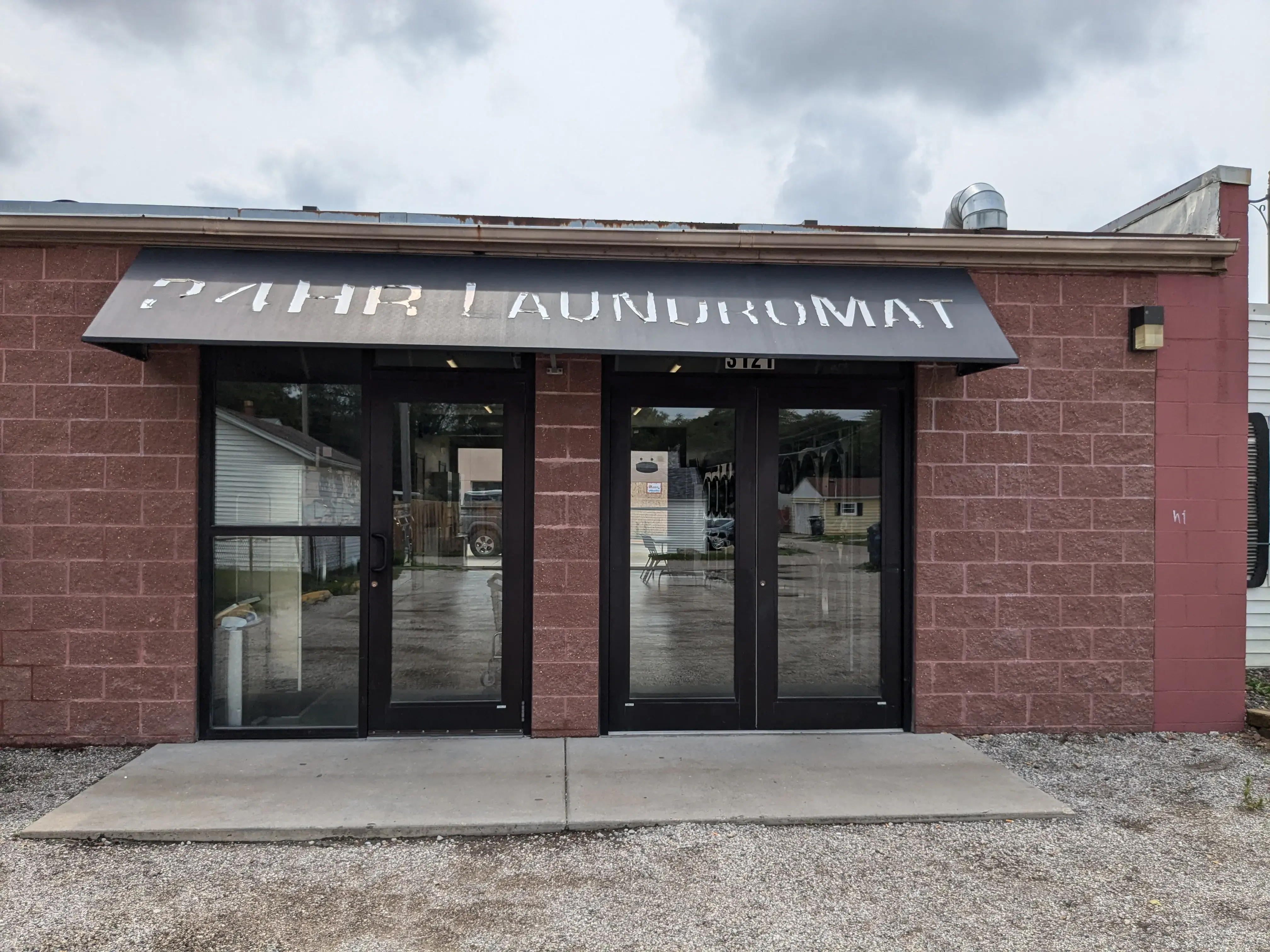 Giant Laundromats (Giant Laundromat) - Image 5