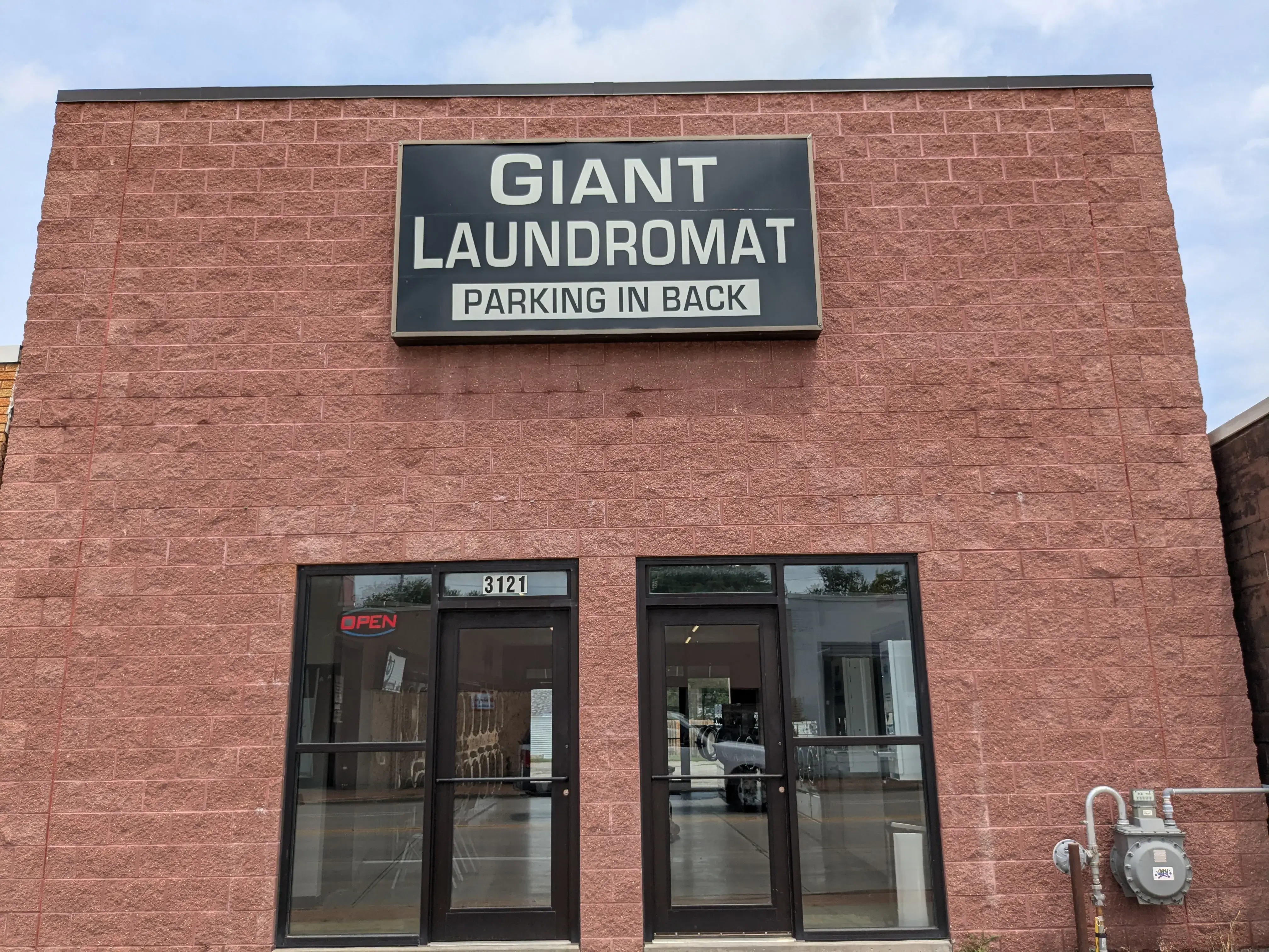 Giant Laundromats (Giant Laundromat) - Image 3