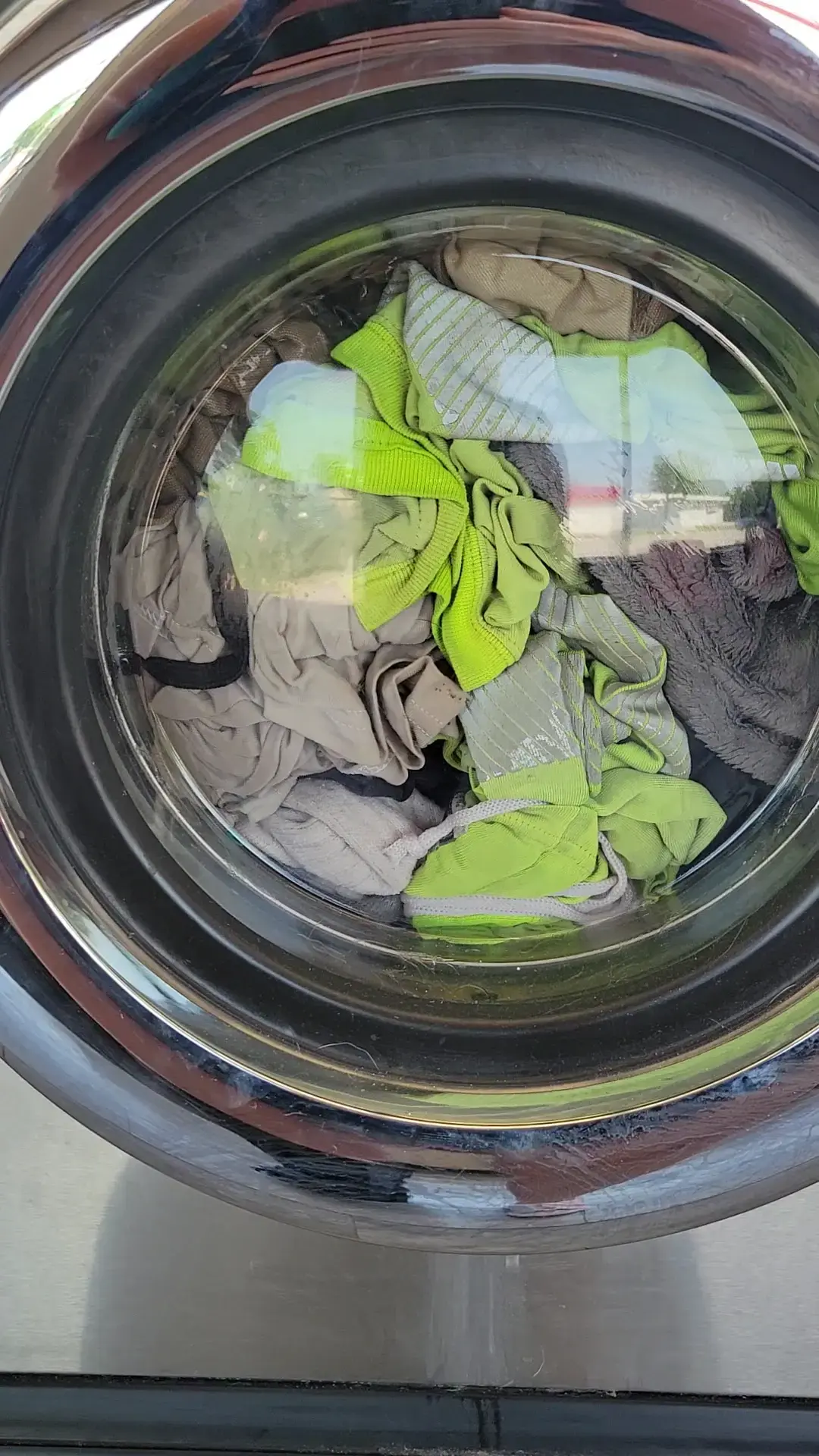 Giant Laundromats (Neighborhood Laundromat) thumbnail 9