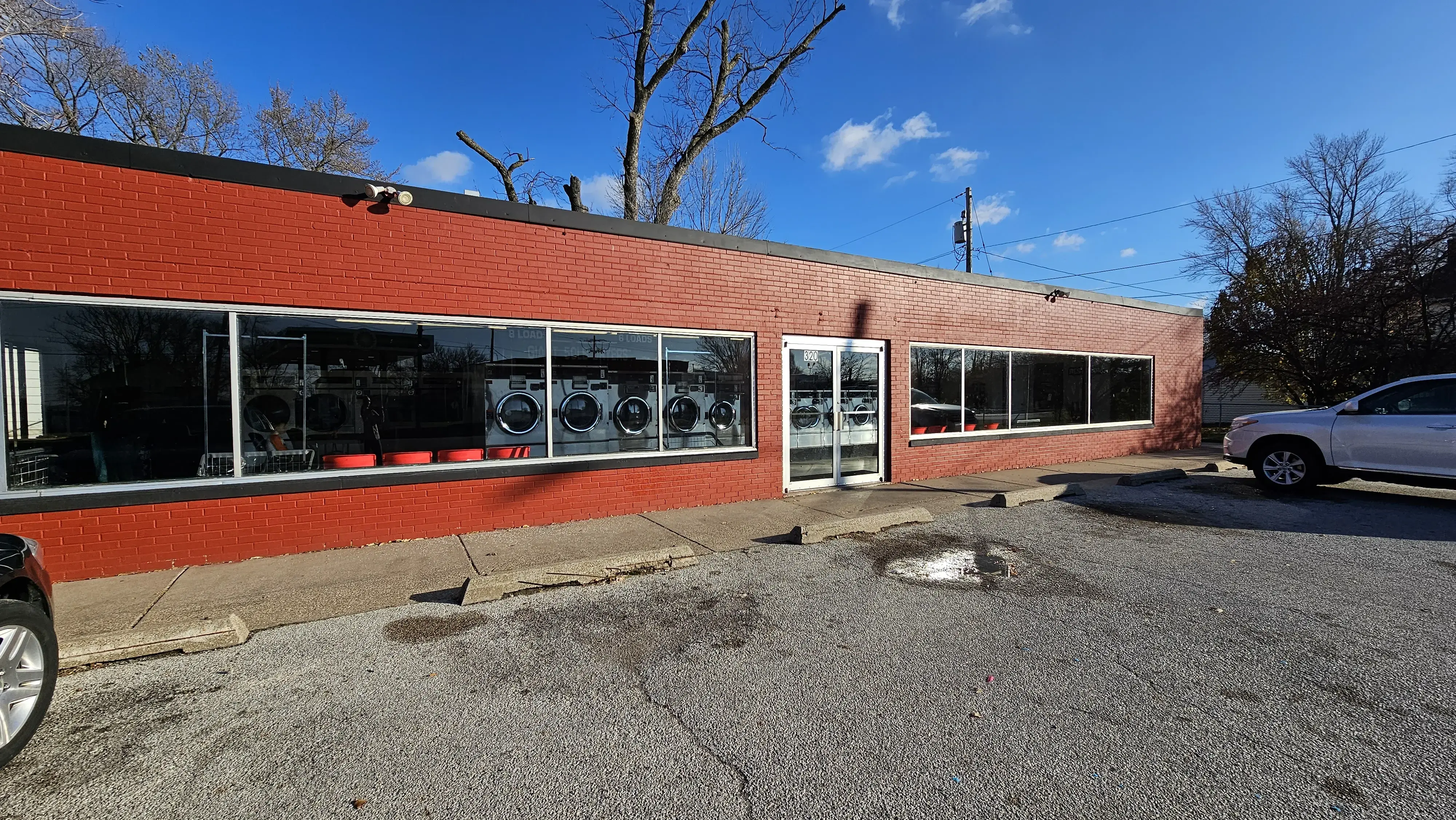 Giant Laundromats (Neighborhood Laundromat) thumbnail 2