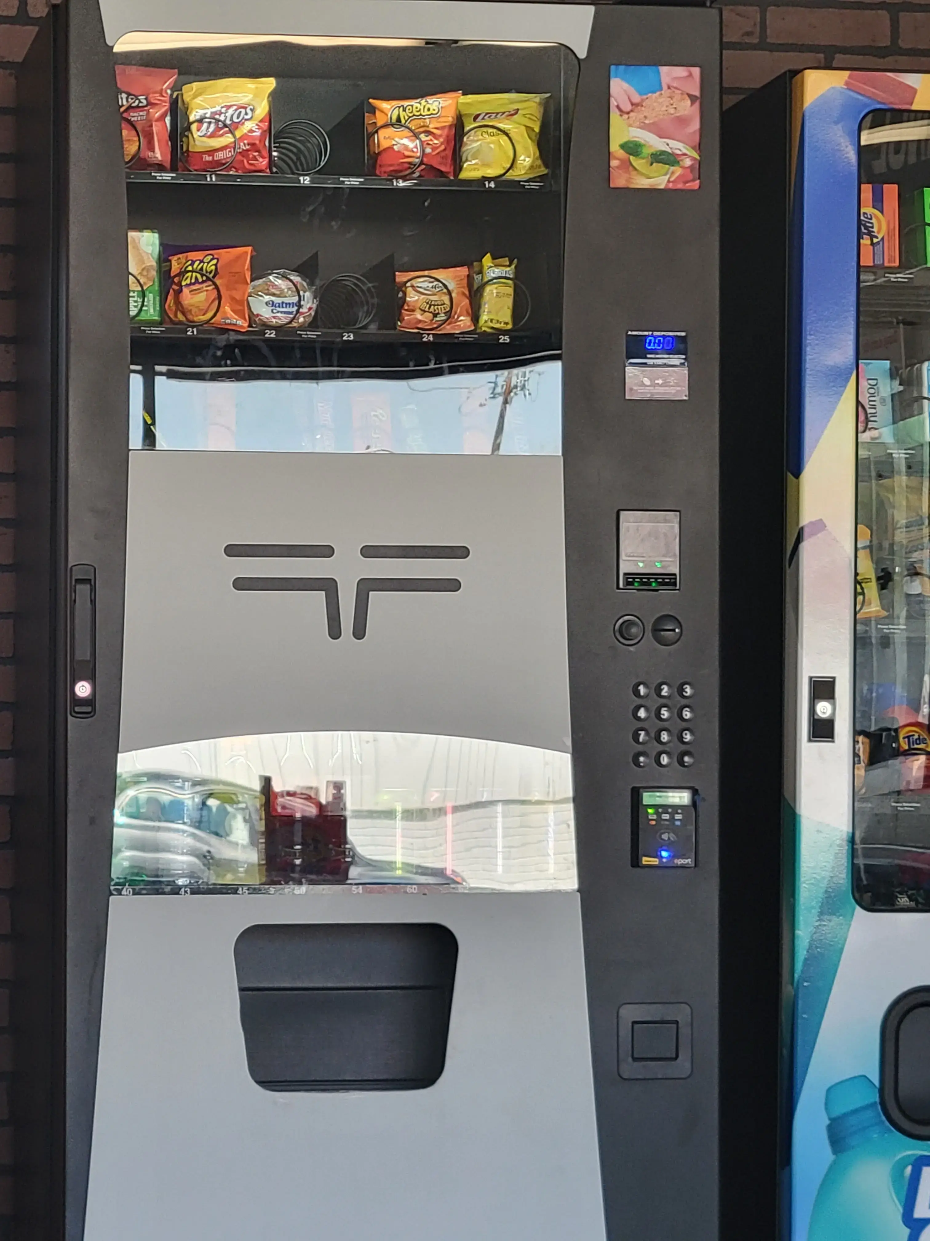 Giant Laundromats (Neighborhood Laundromat) - Image 5