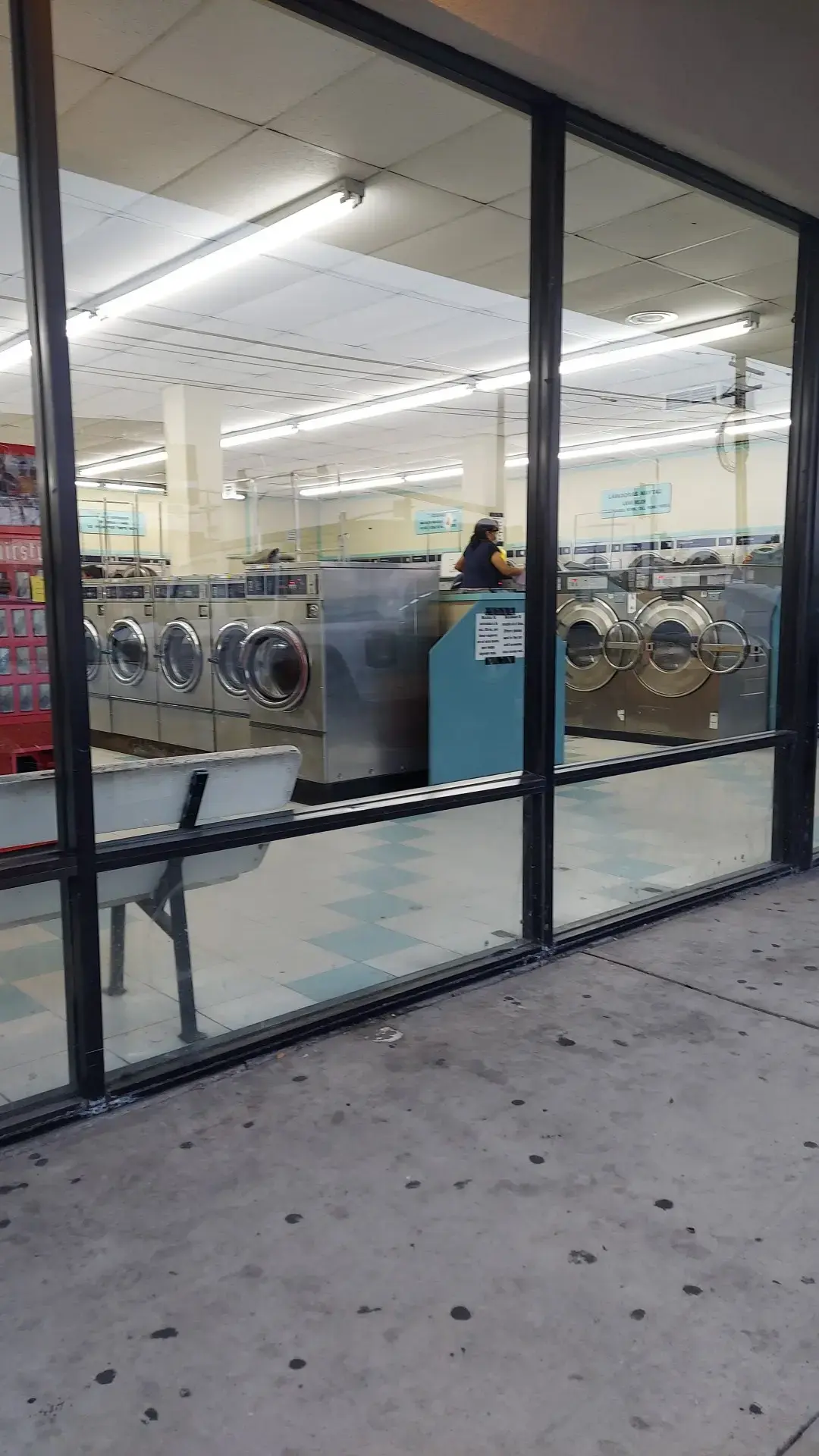 Giant Laundry Center. - Image 7