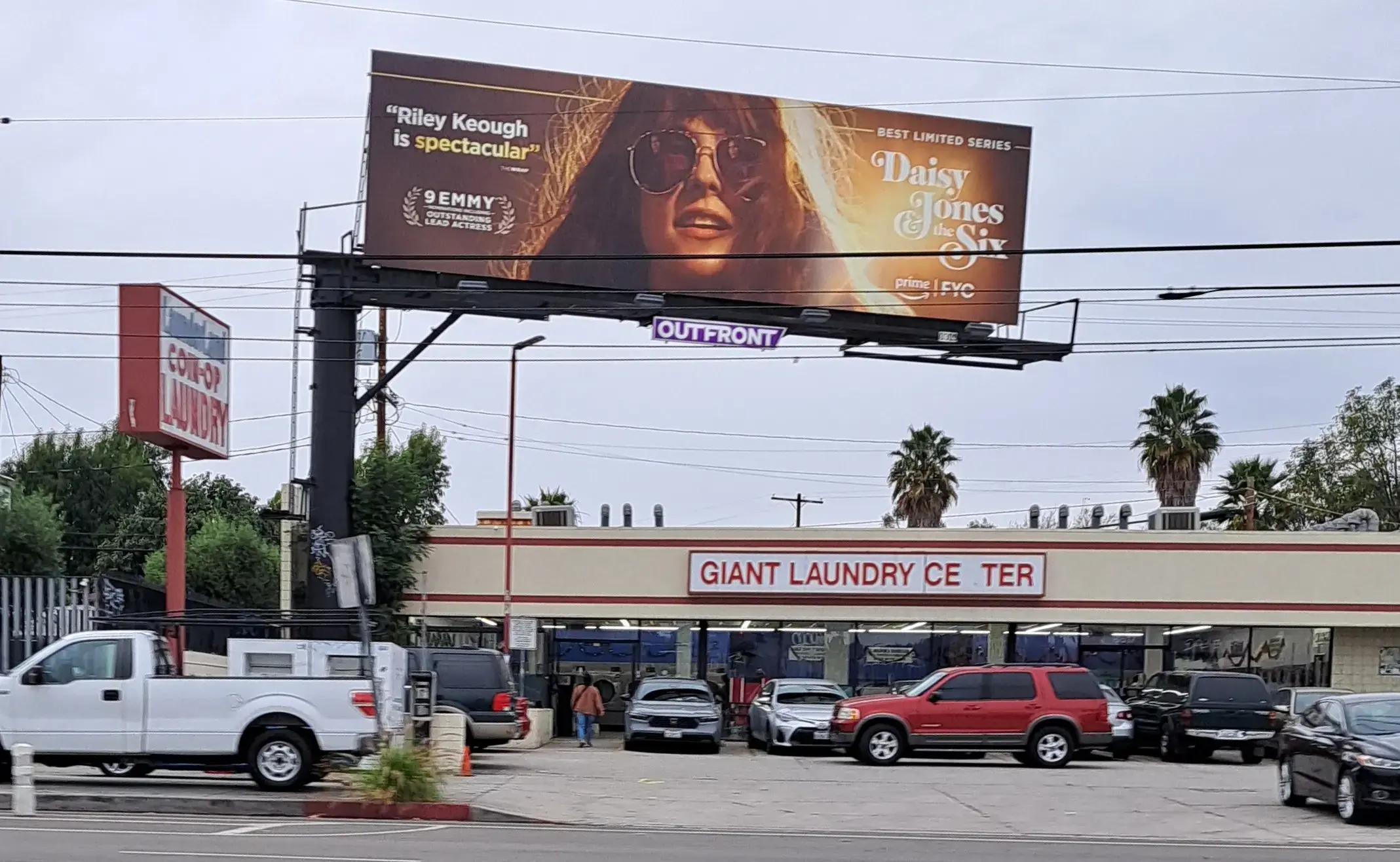 Giant Laundry Center. thumbnail 4