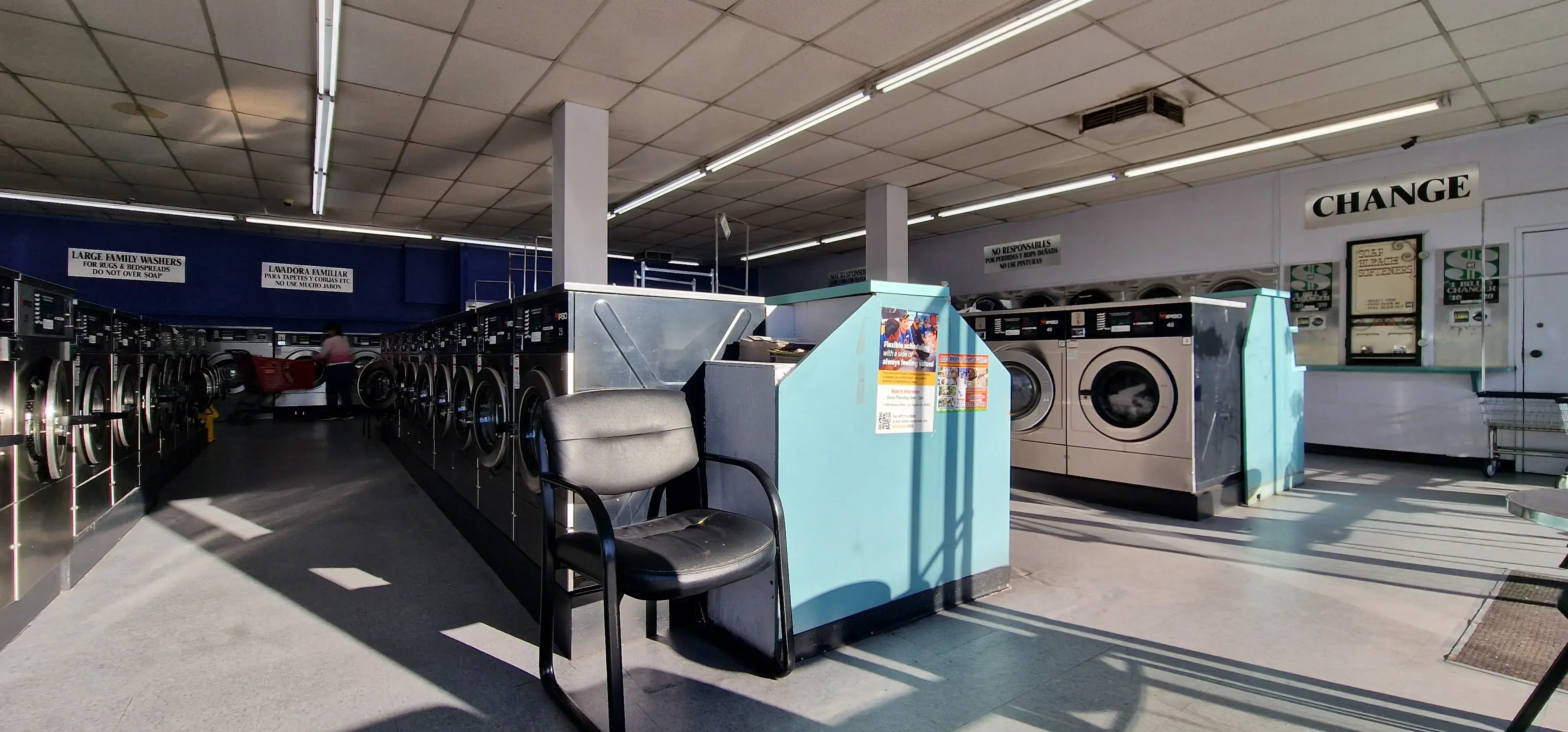 Giant Laundry Center. - Image 2