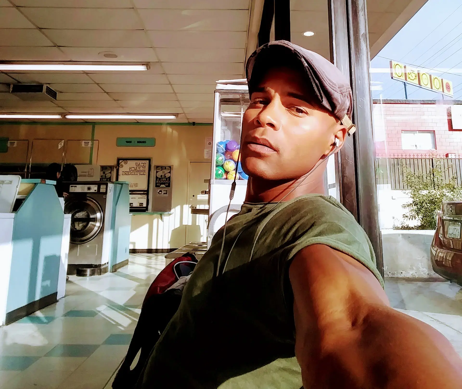 Giant Laundry Center. thumbnail 9