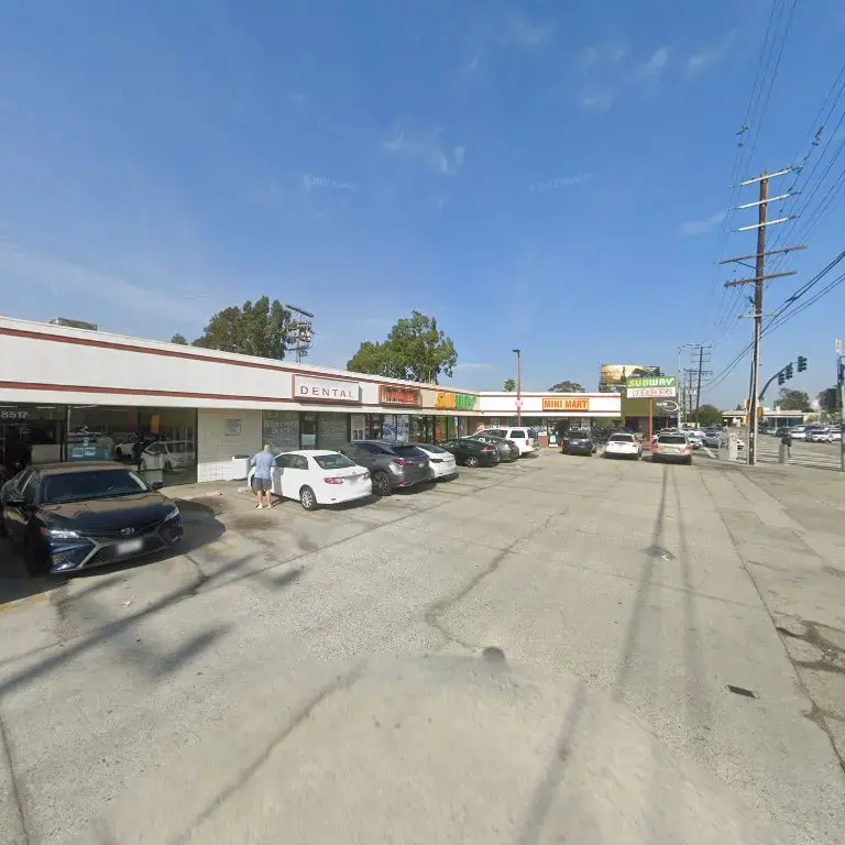 Giant Laundry Center. - Image 11