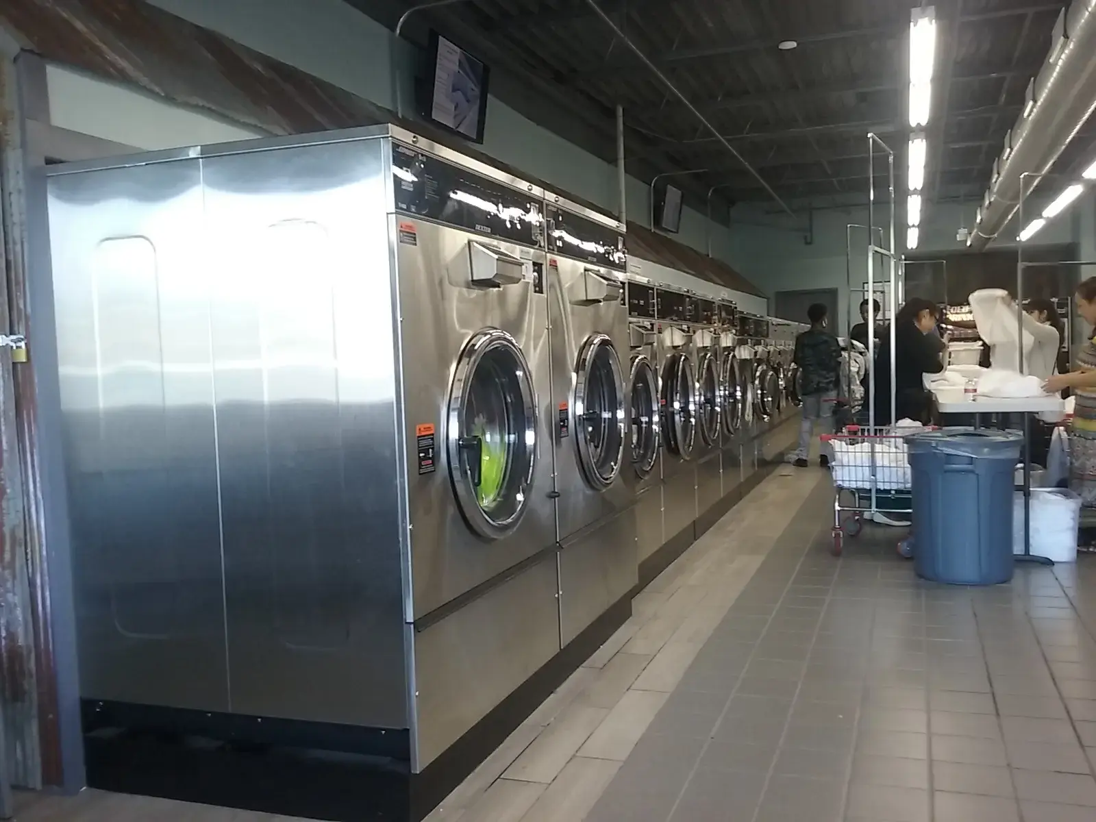 Giant Wash Coin Laundry thumbnail 1