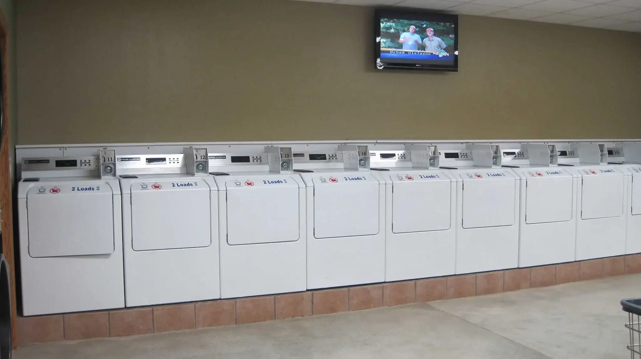 Giant Wash Coin Laundry thumbnail 7