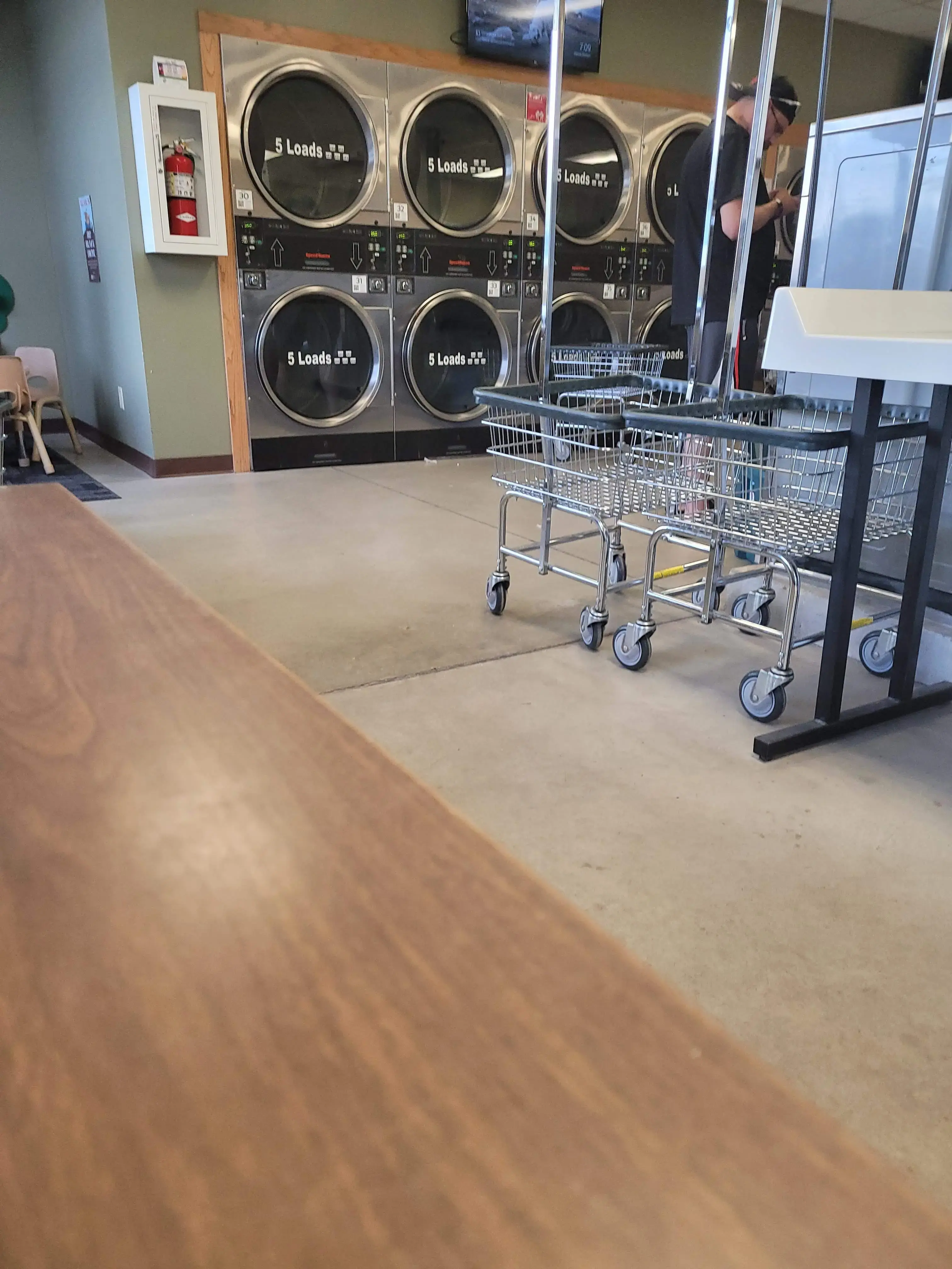 Giant Wash Coin Laundry - Image 14