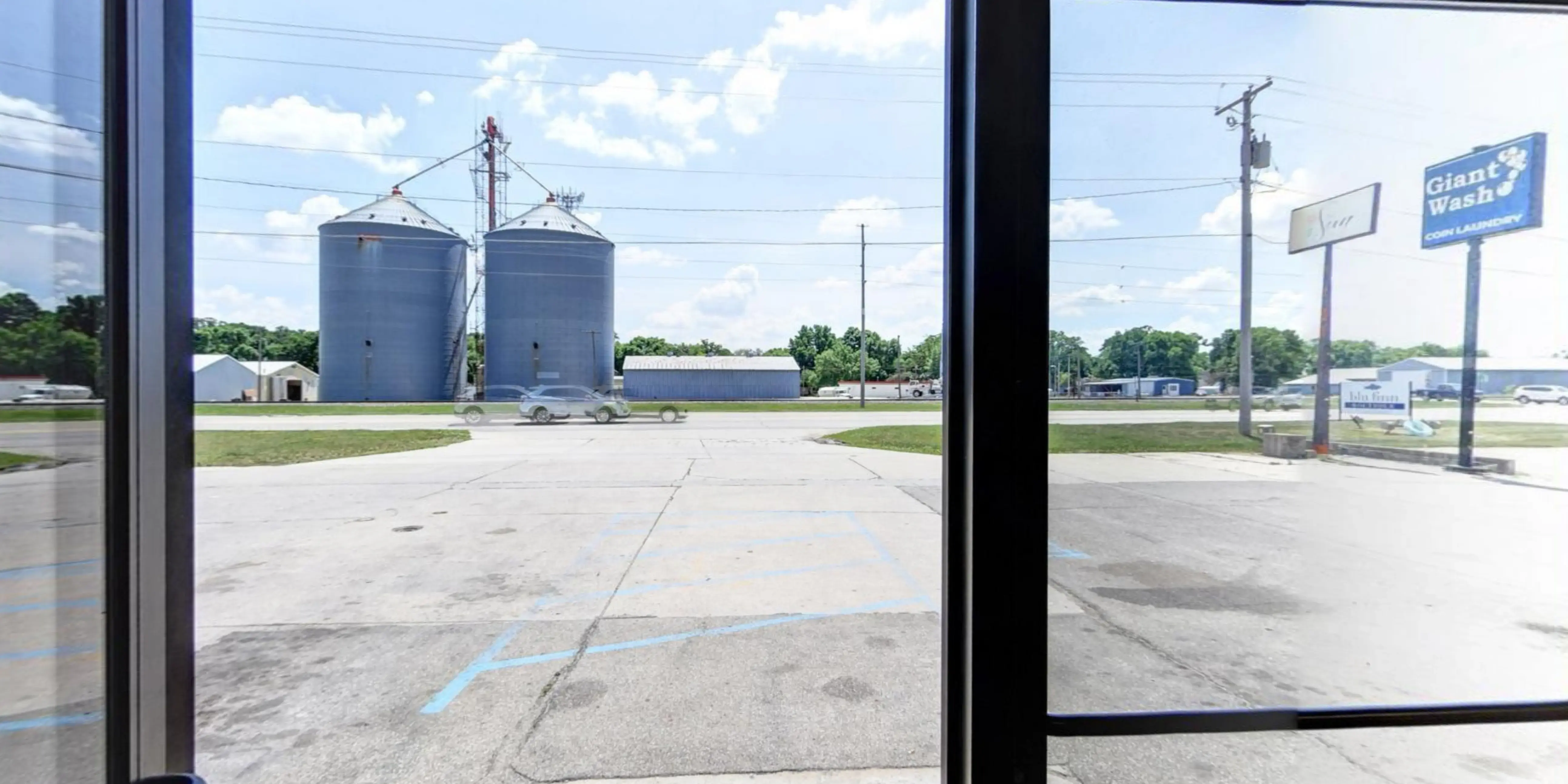 Giant Wash Coin Laundry - Image 13