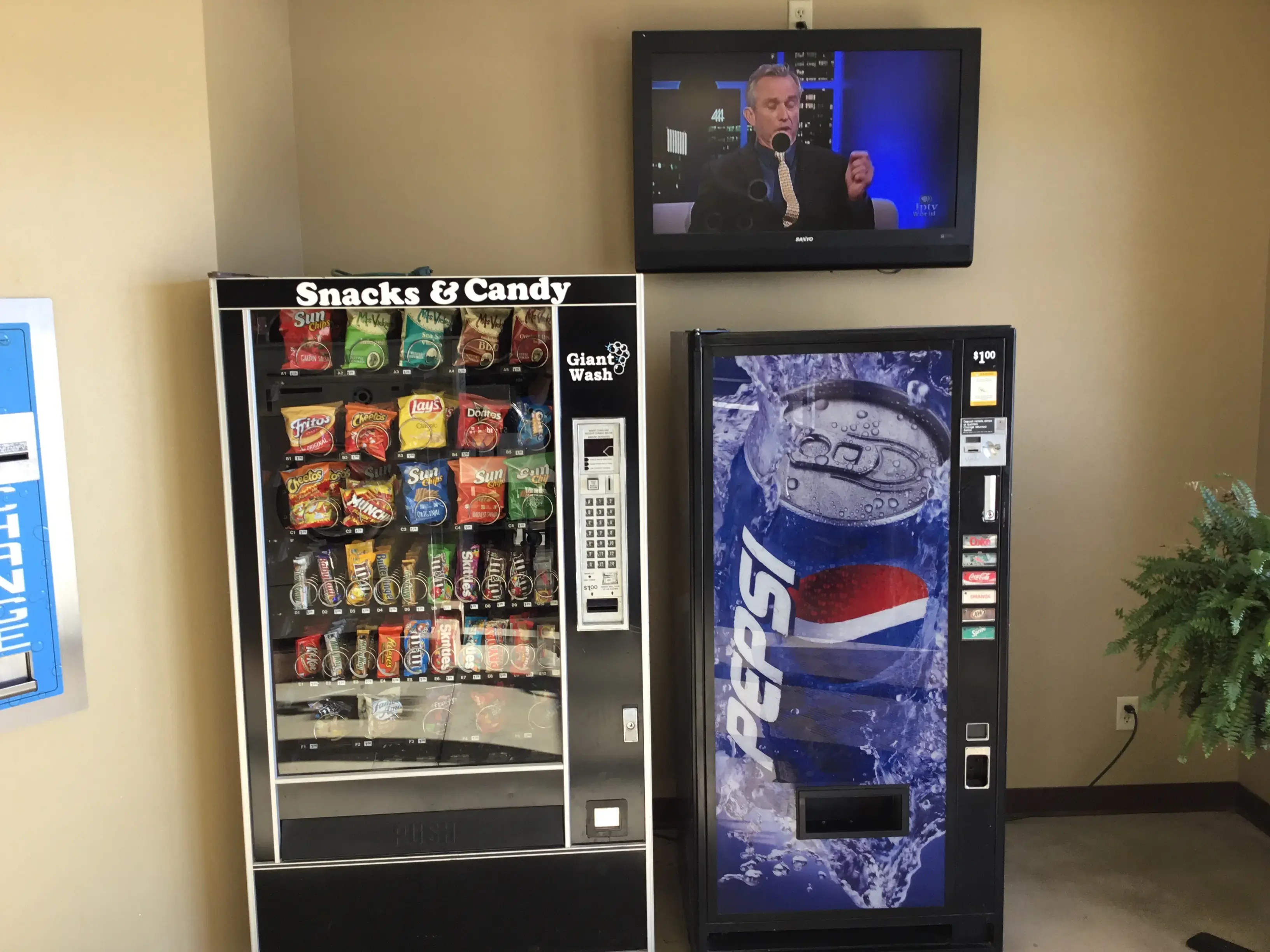 Giant Wash Coin Laundry - Image 18