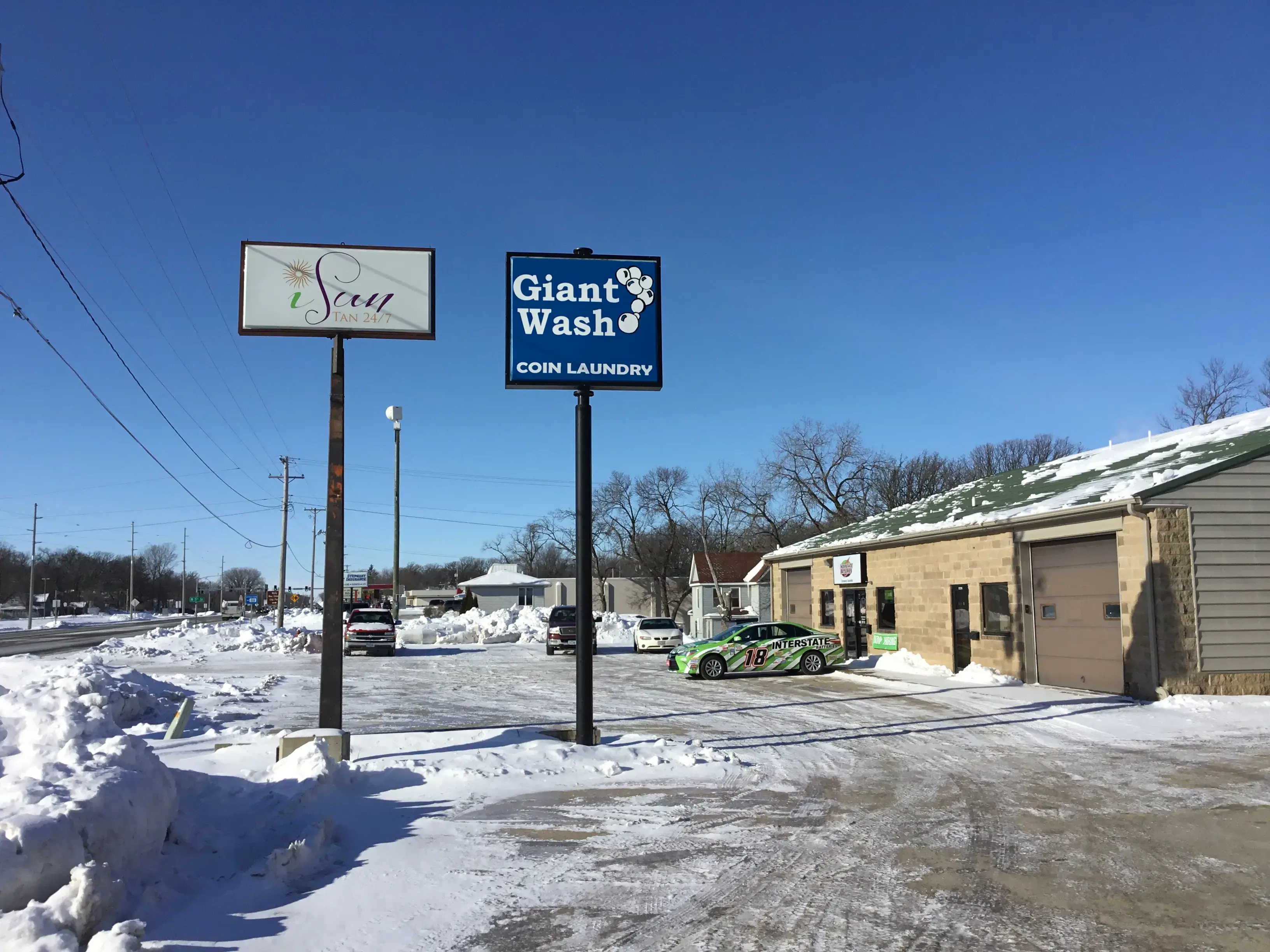 Giant Wash Coin Laundry - Image 6