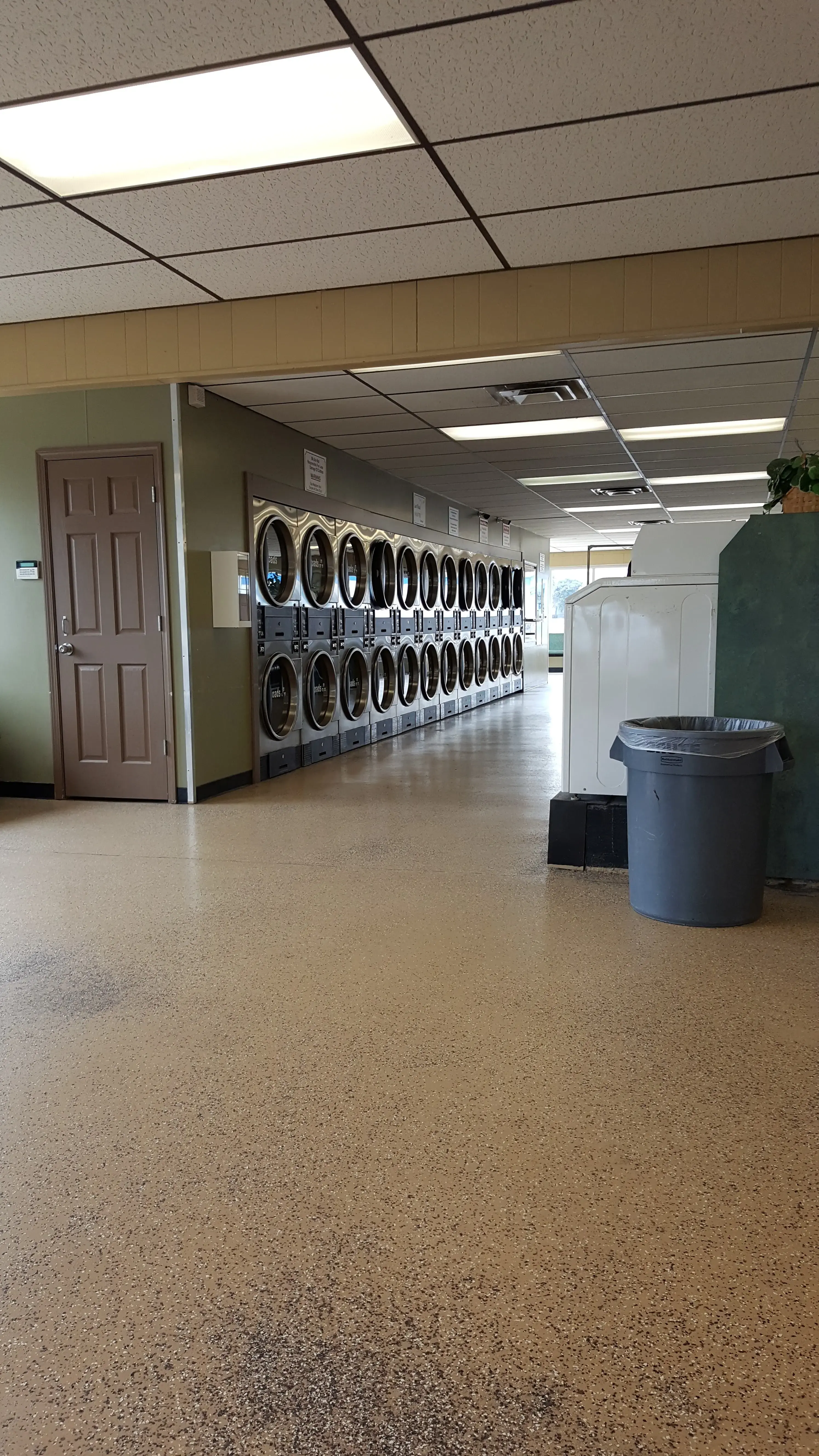Giant Wash Coin Laundry thumbnail 5
