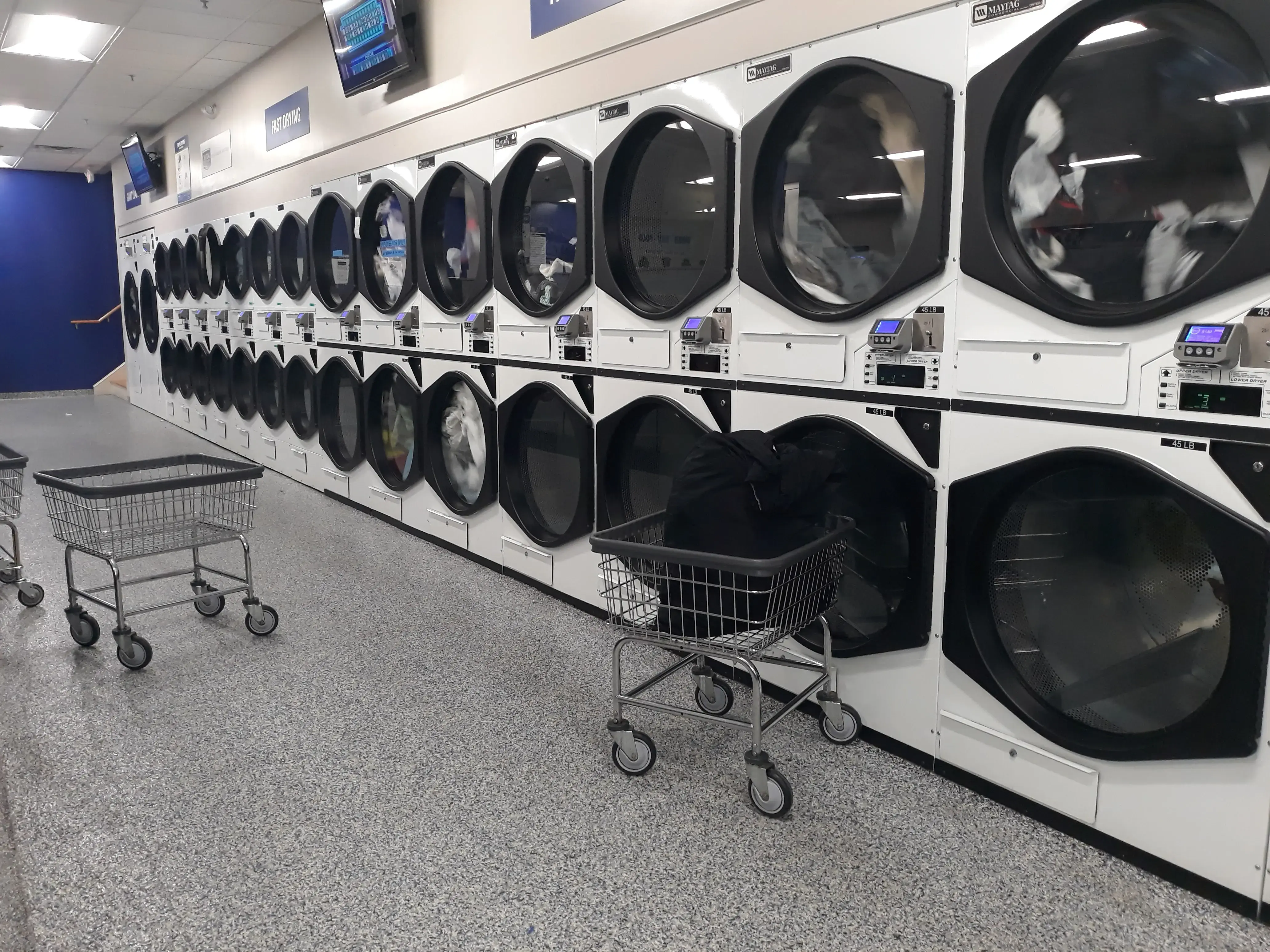 GIGI'S LAUNDROMAT thumbnail 9