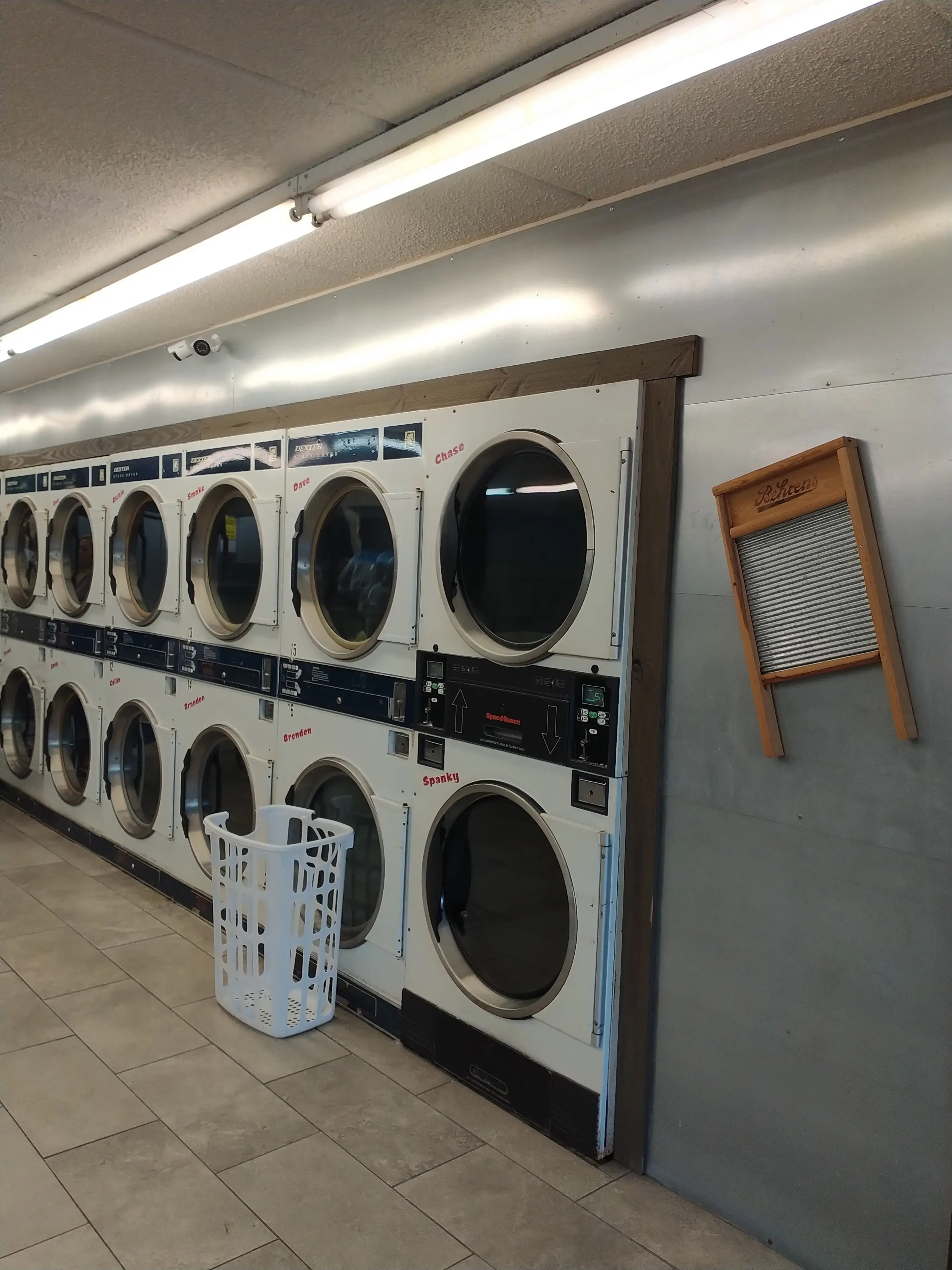 Golden Tide Laundromat thumbnail 6