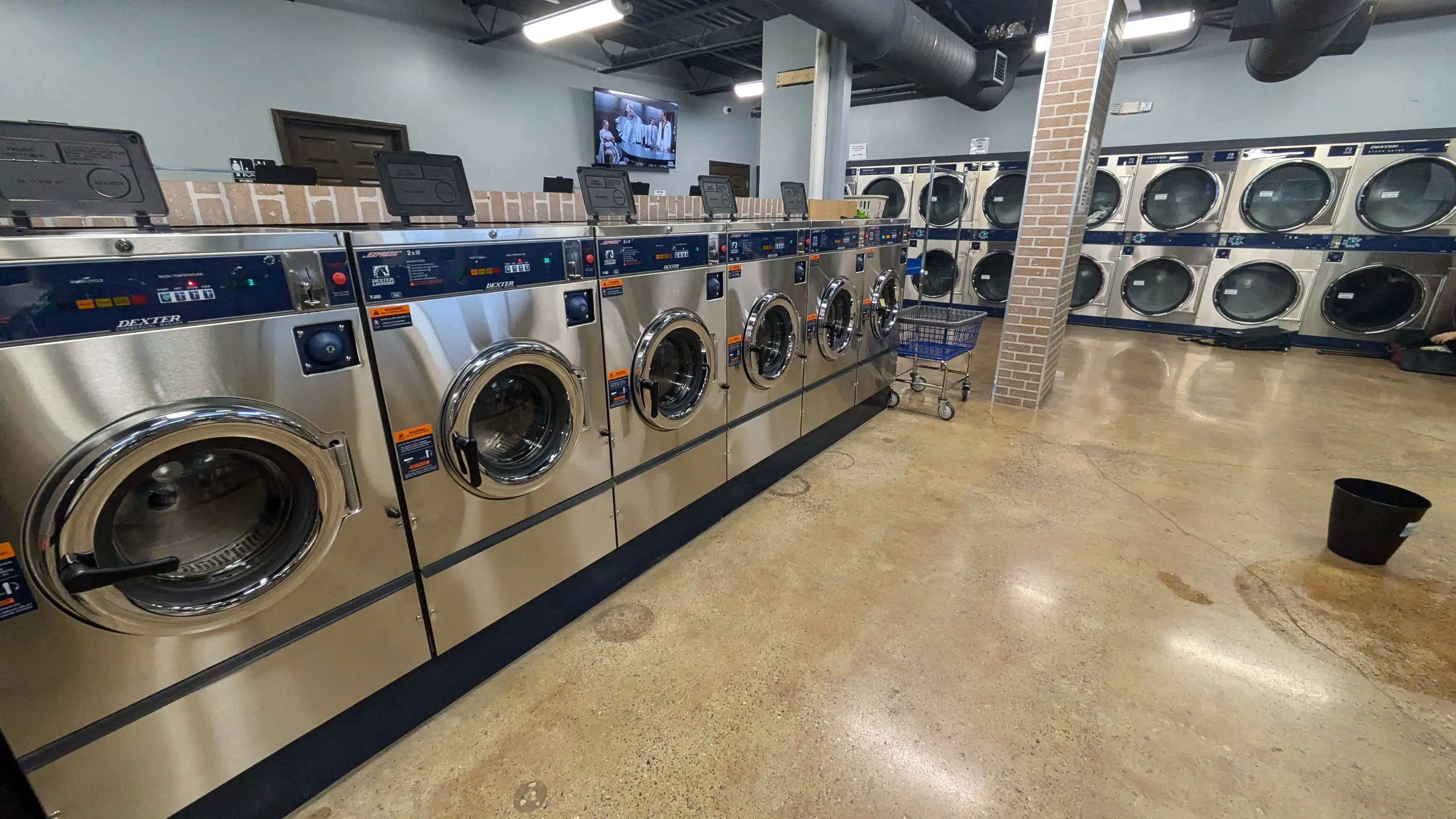 Golden Wash Laundromat - Image 17