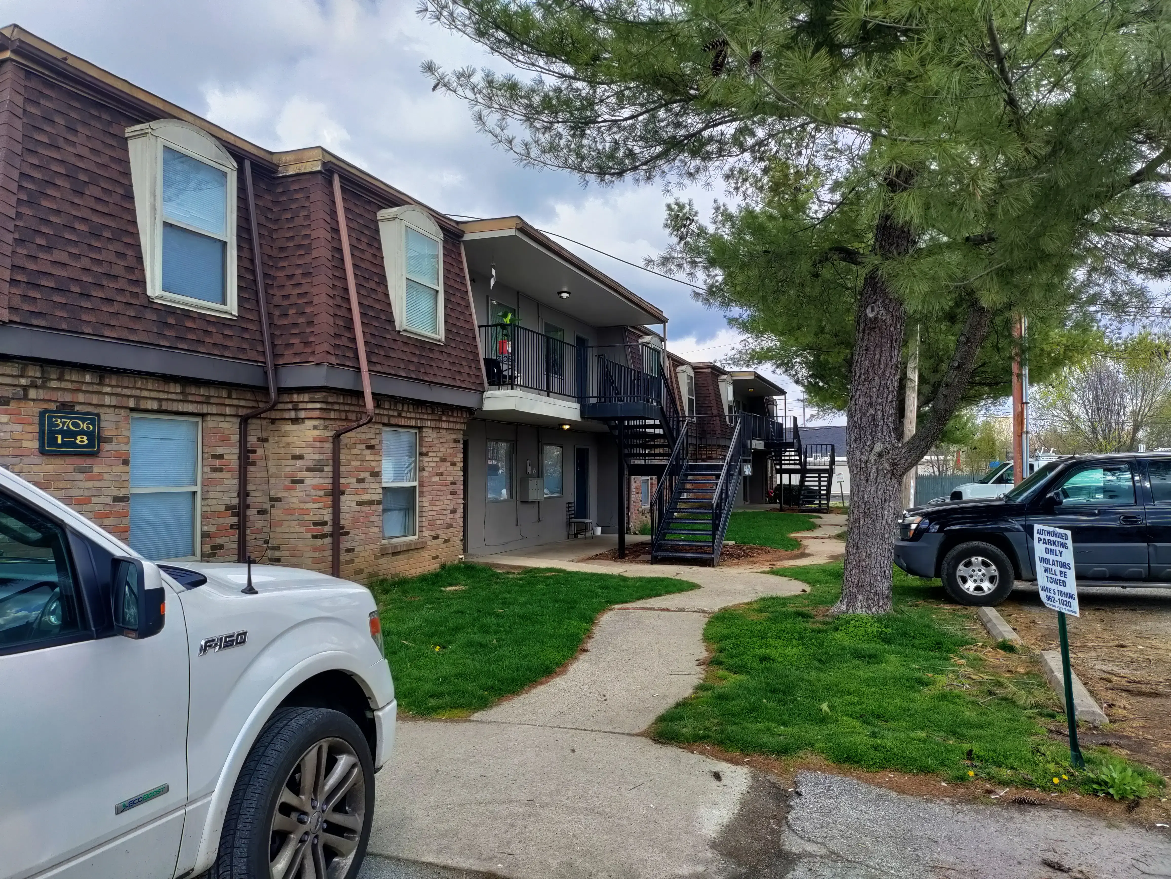 Golden Wash Laundromat - Image 13