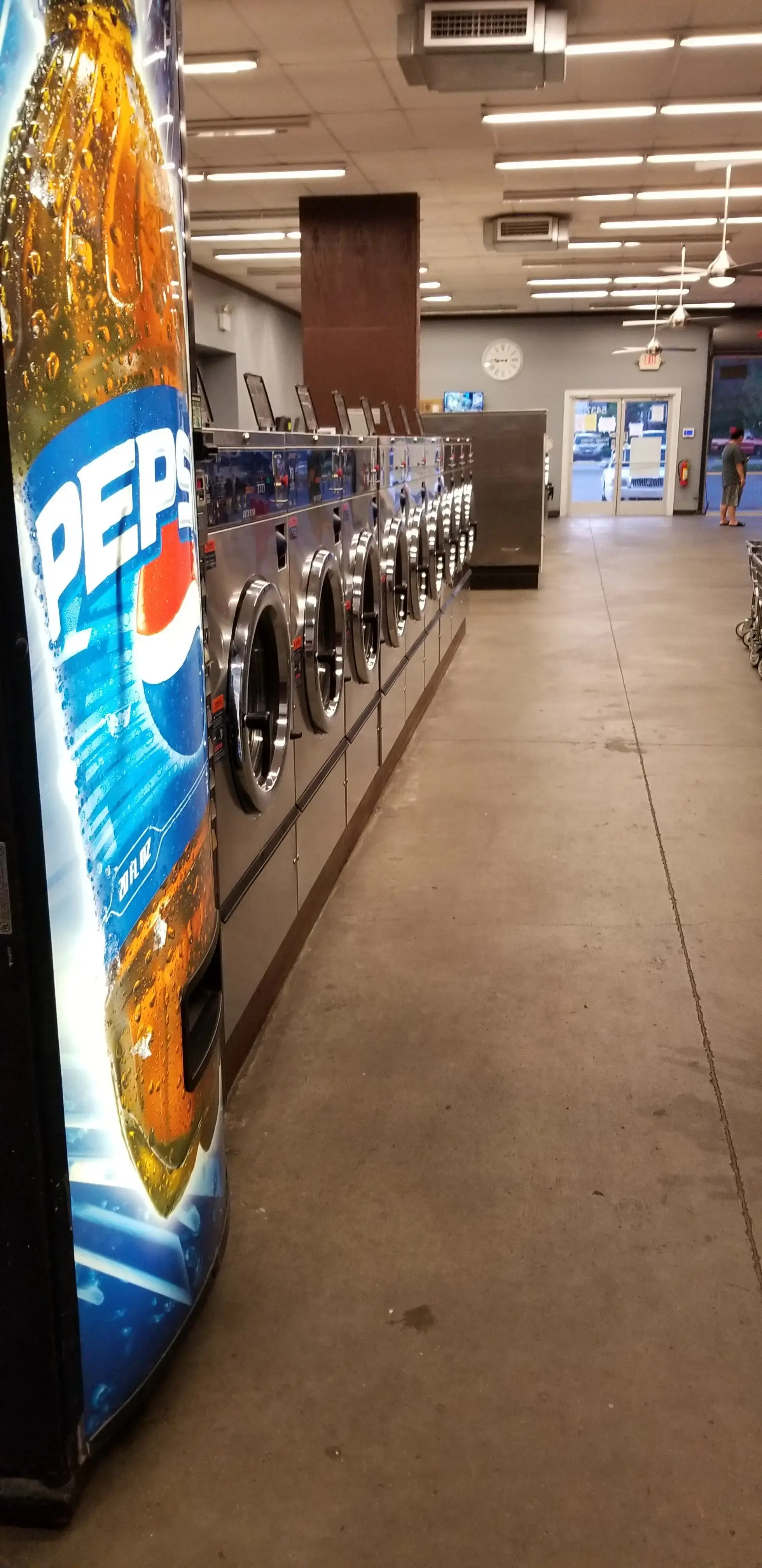 Golden Wash Laundromat - Image 4