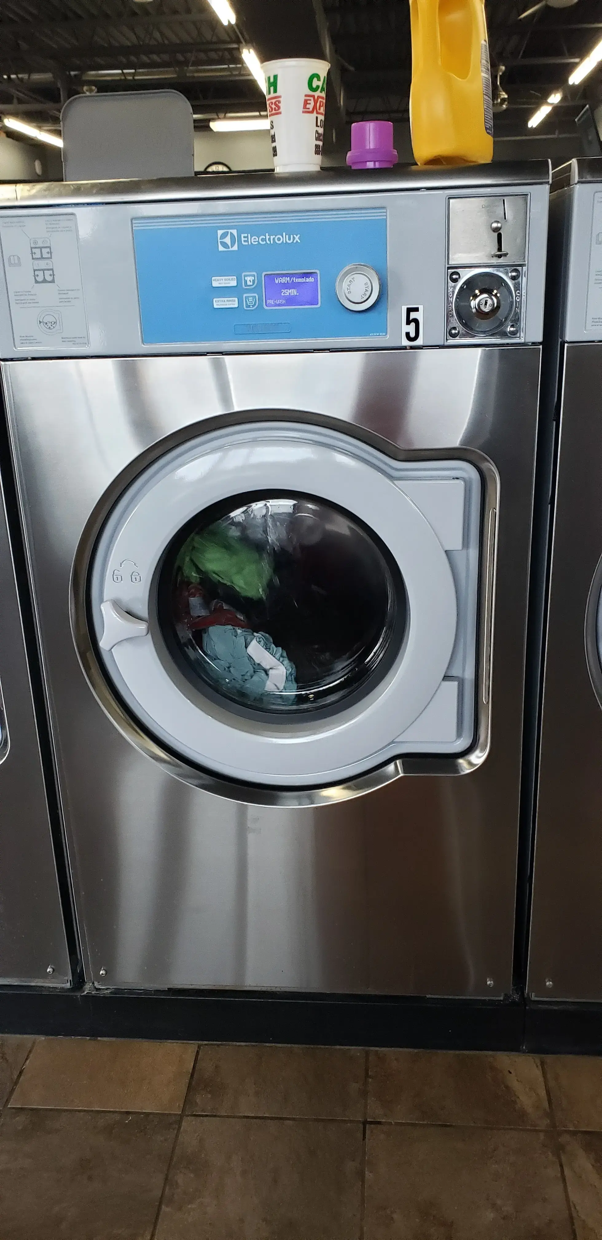 Golden Wash Laundromat - Image 17