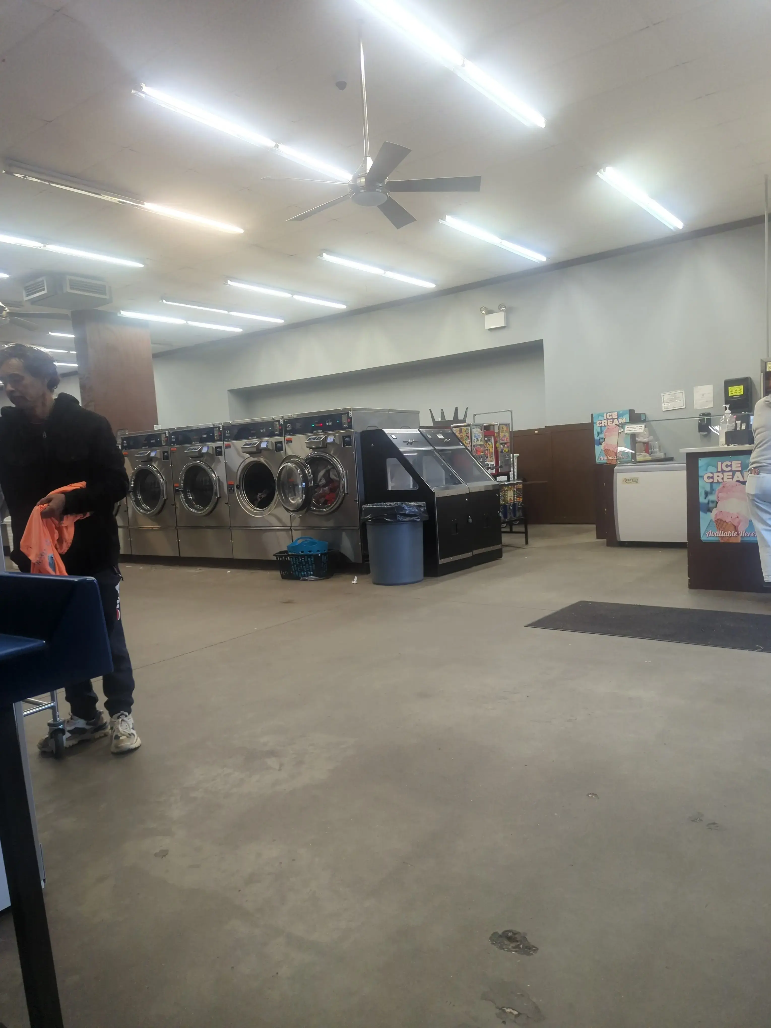 Golden Wash Laundromat thumbnail 7