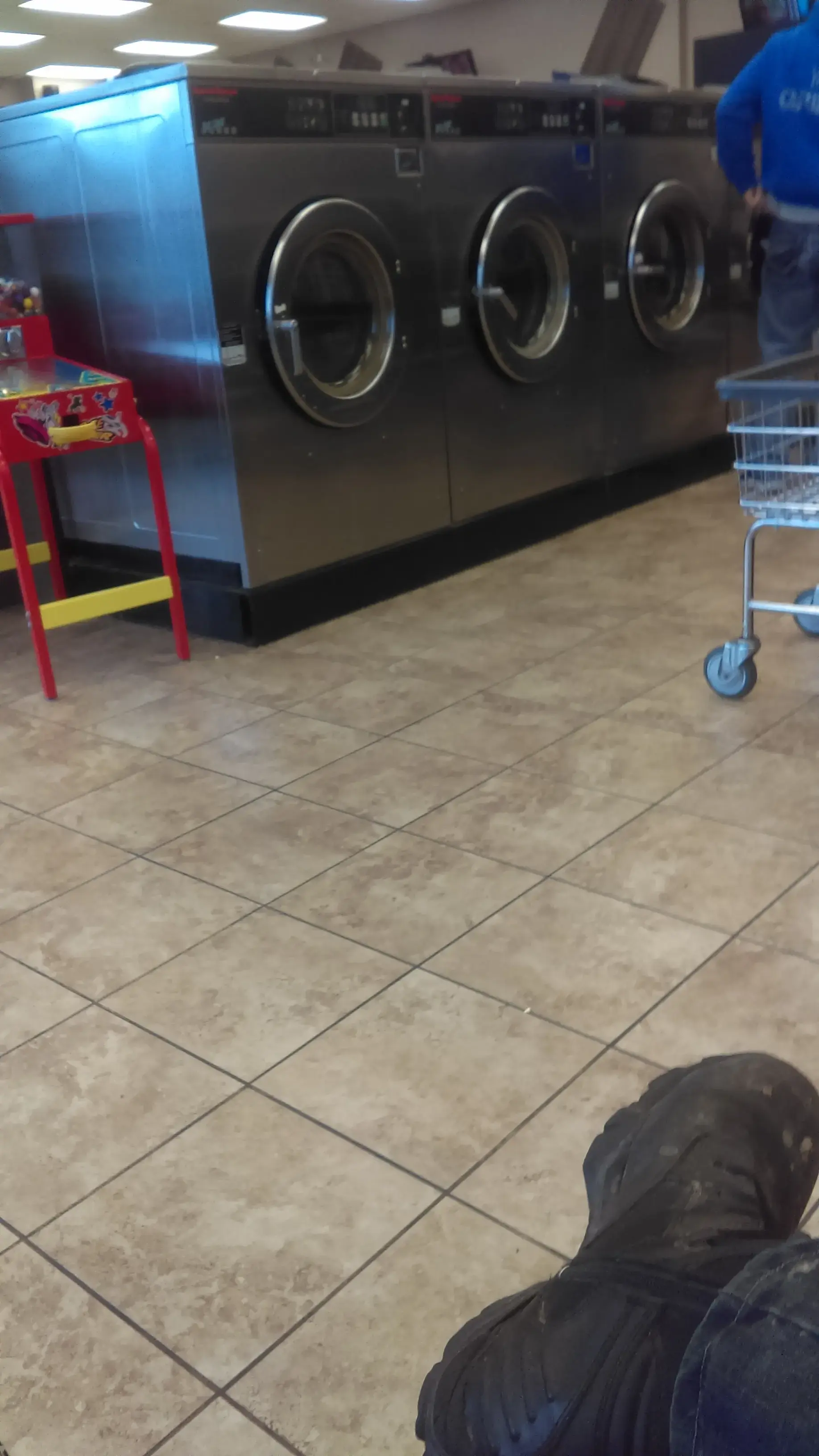 Golden Wash Laundromat - Image 9