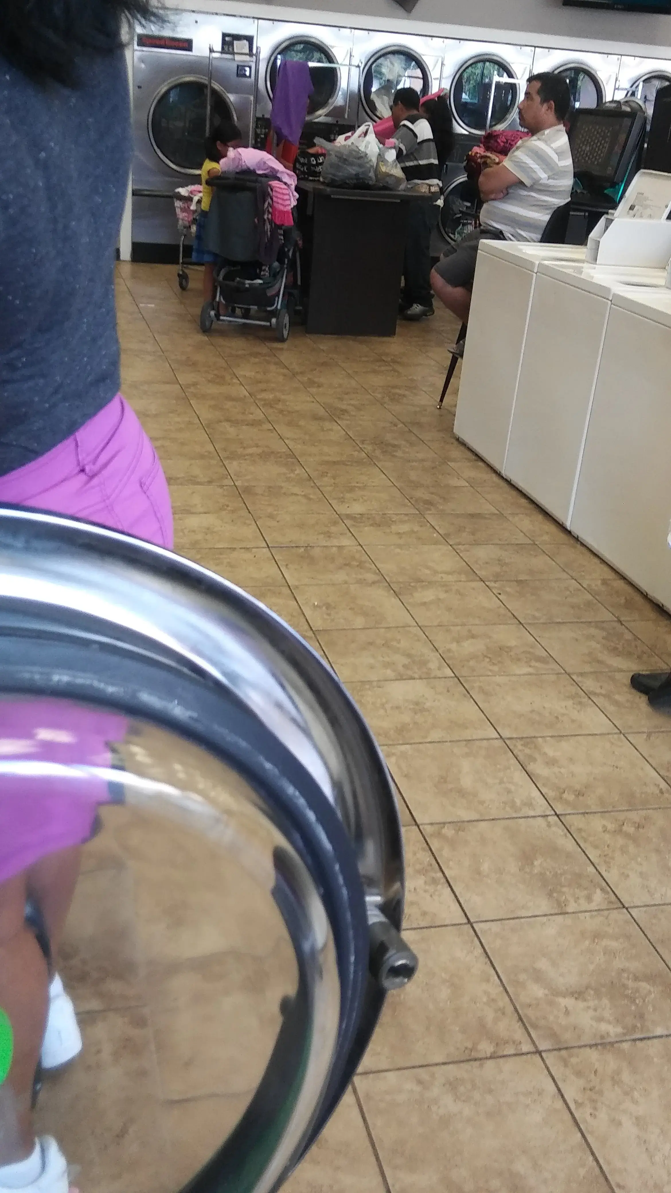 Golden Wash Laundromat - Image 13