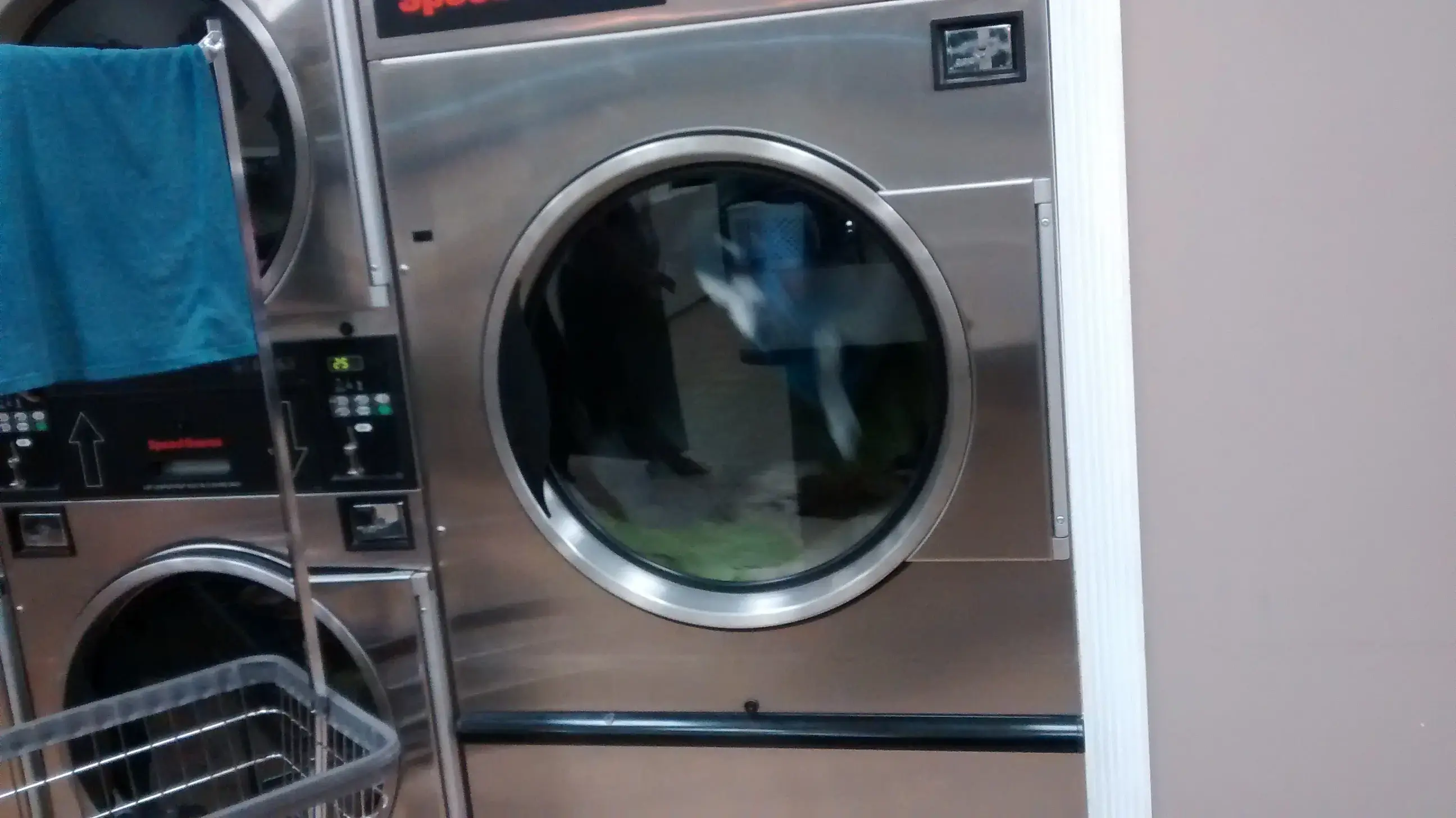 Golden Wash Laundromat - Image 7