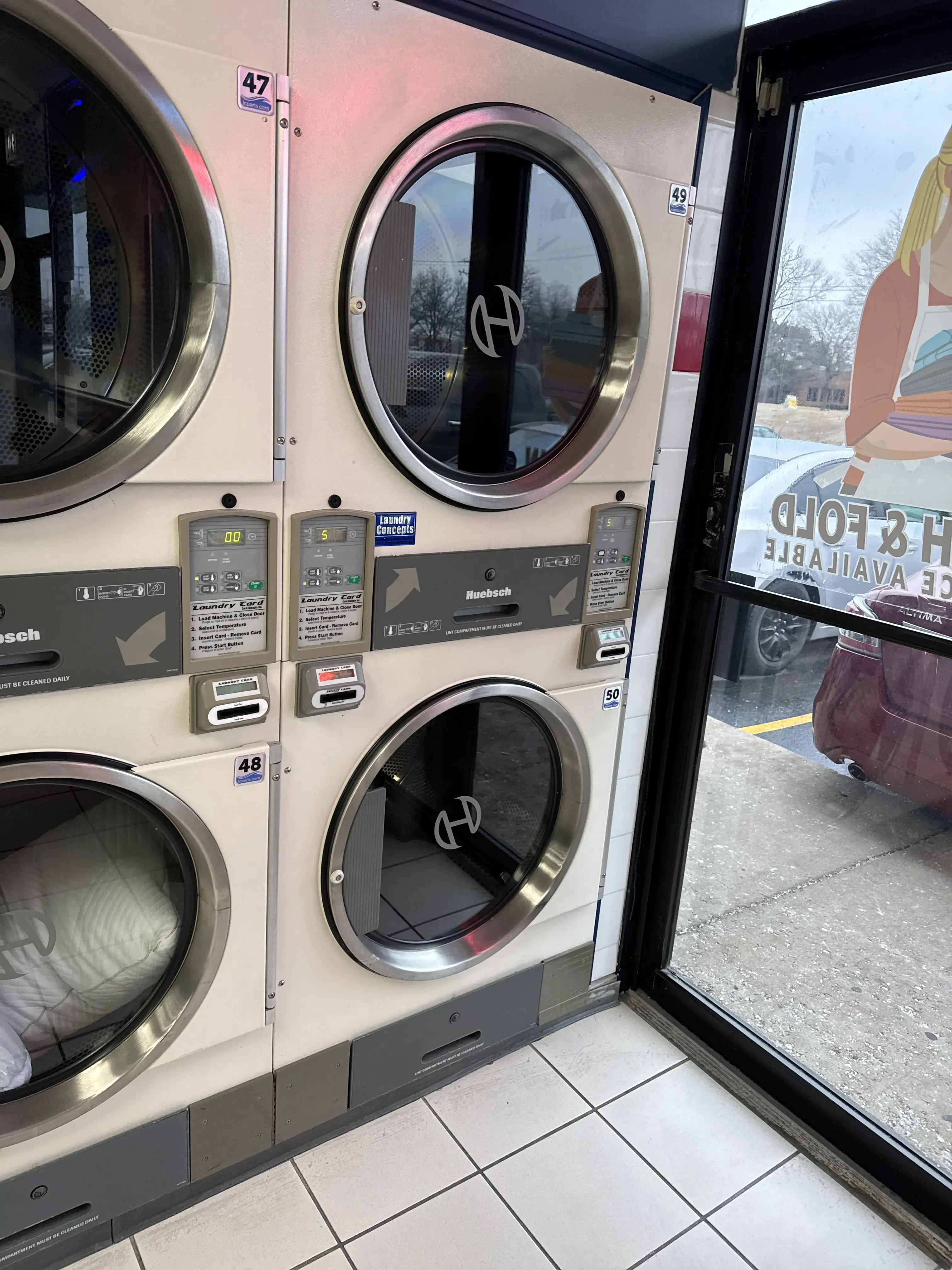Golf Road Laundromat - Image 16