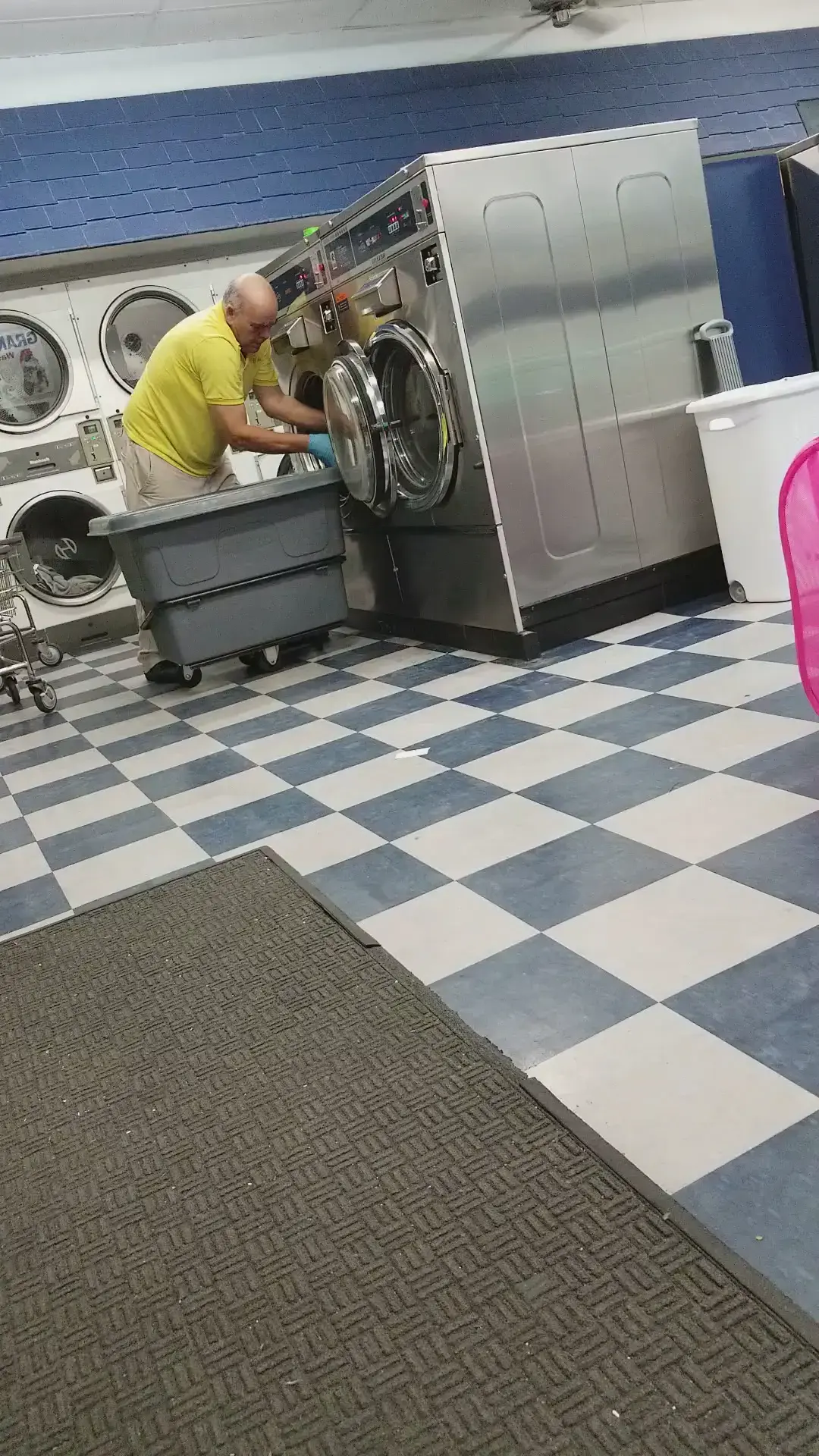 Granada Coin Laundry thumbnail 2