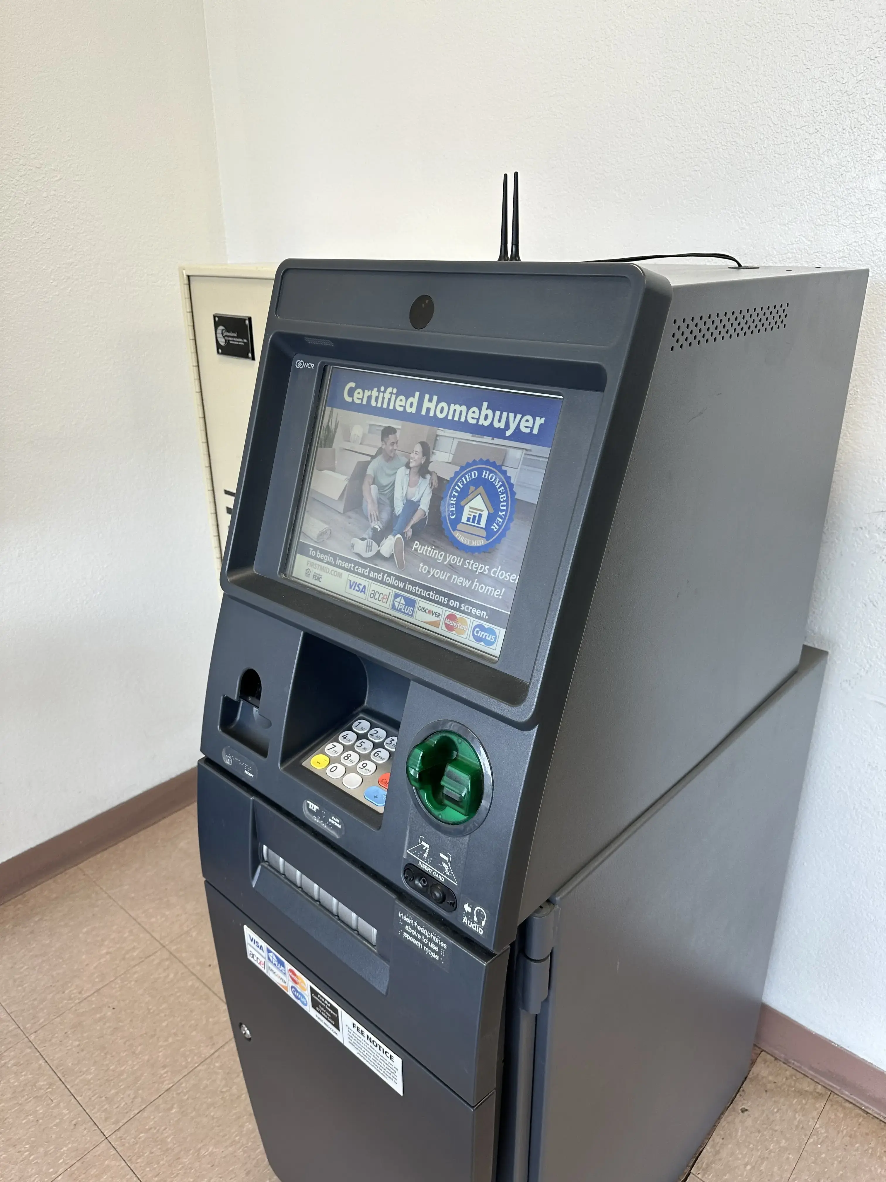 Grand Avenue Laundromat thumbnail 11