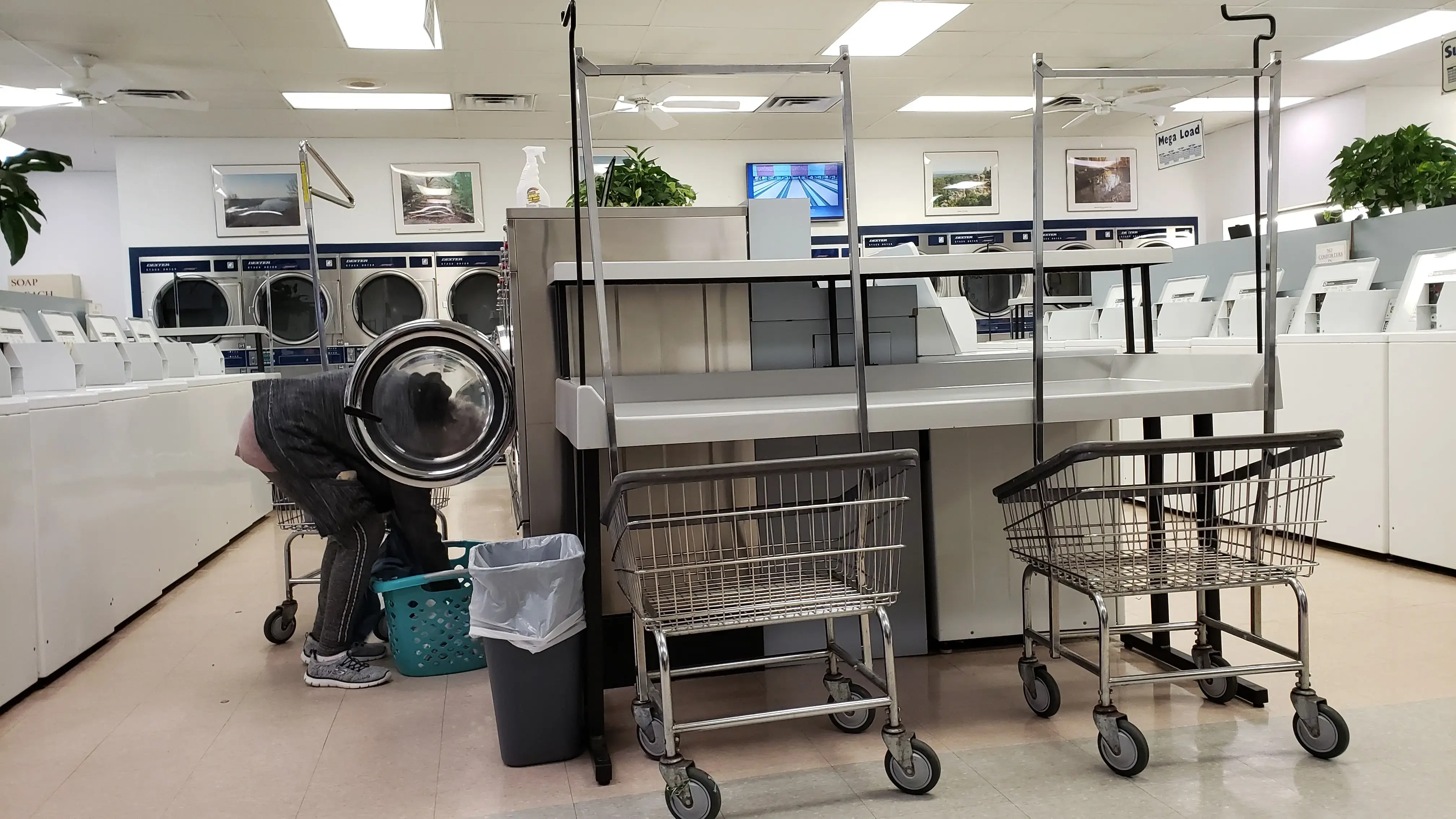 Grand Avenue Laundromat thumbnail 7