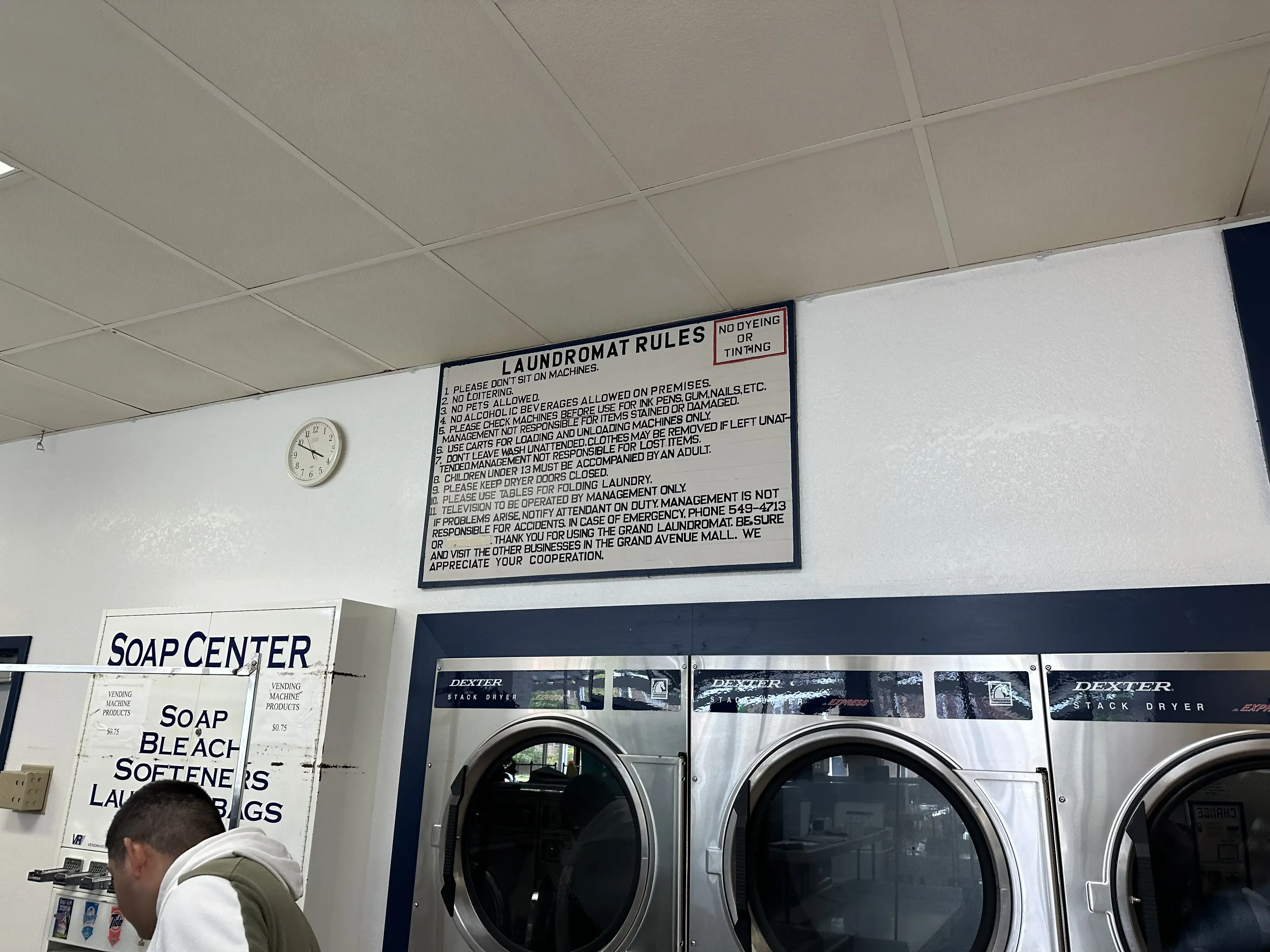 Grand Avenue Laundromat - Image 16