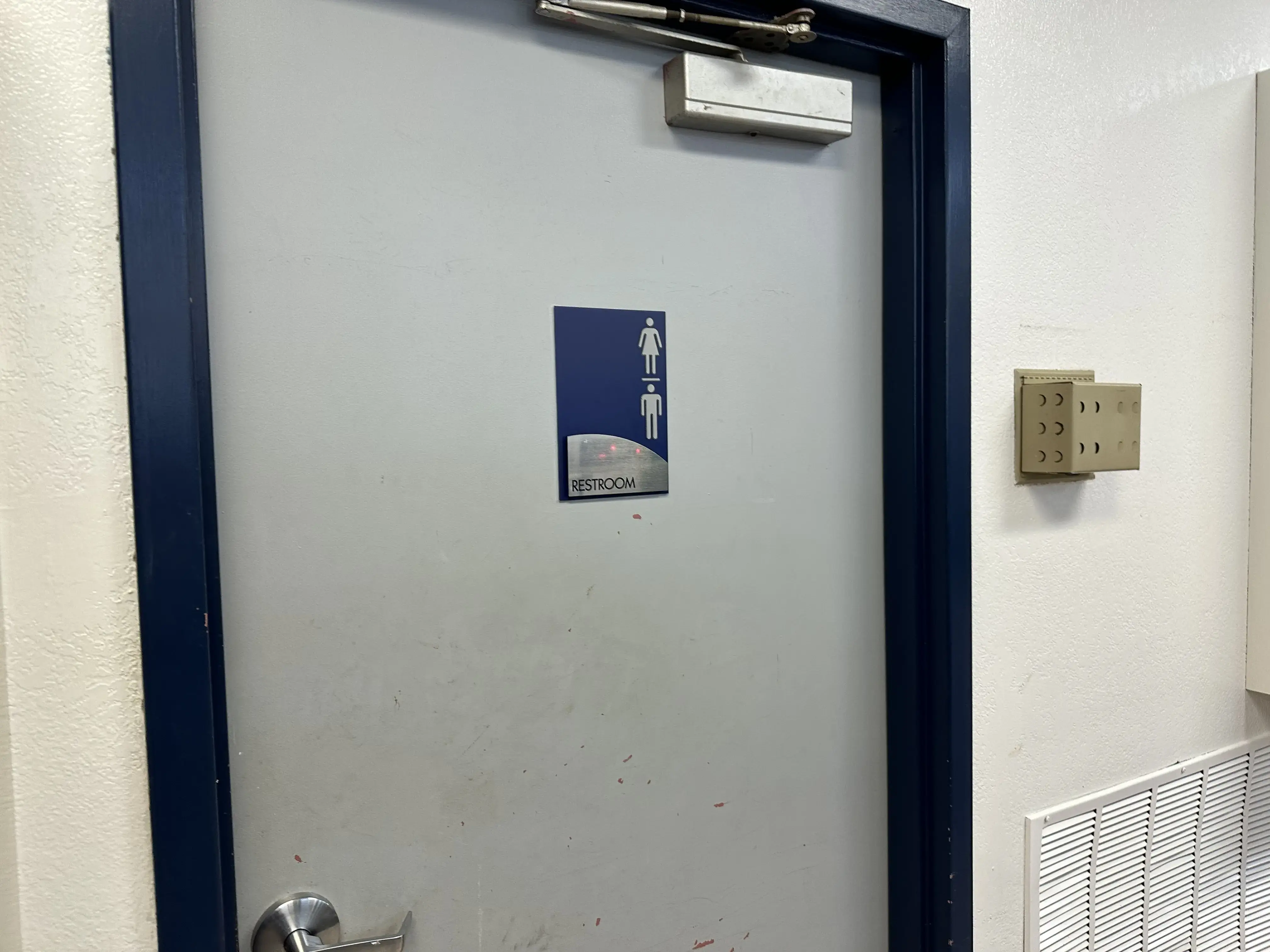 Grand Avenue Laundromat - Image 10