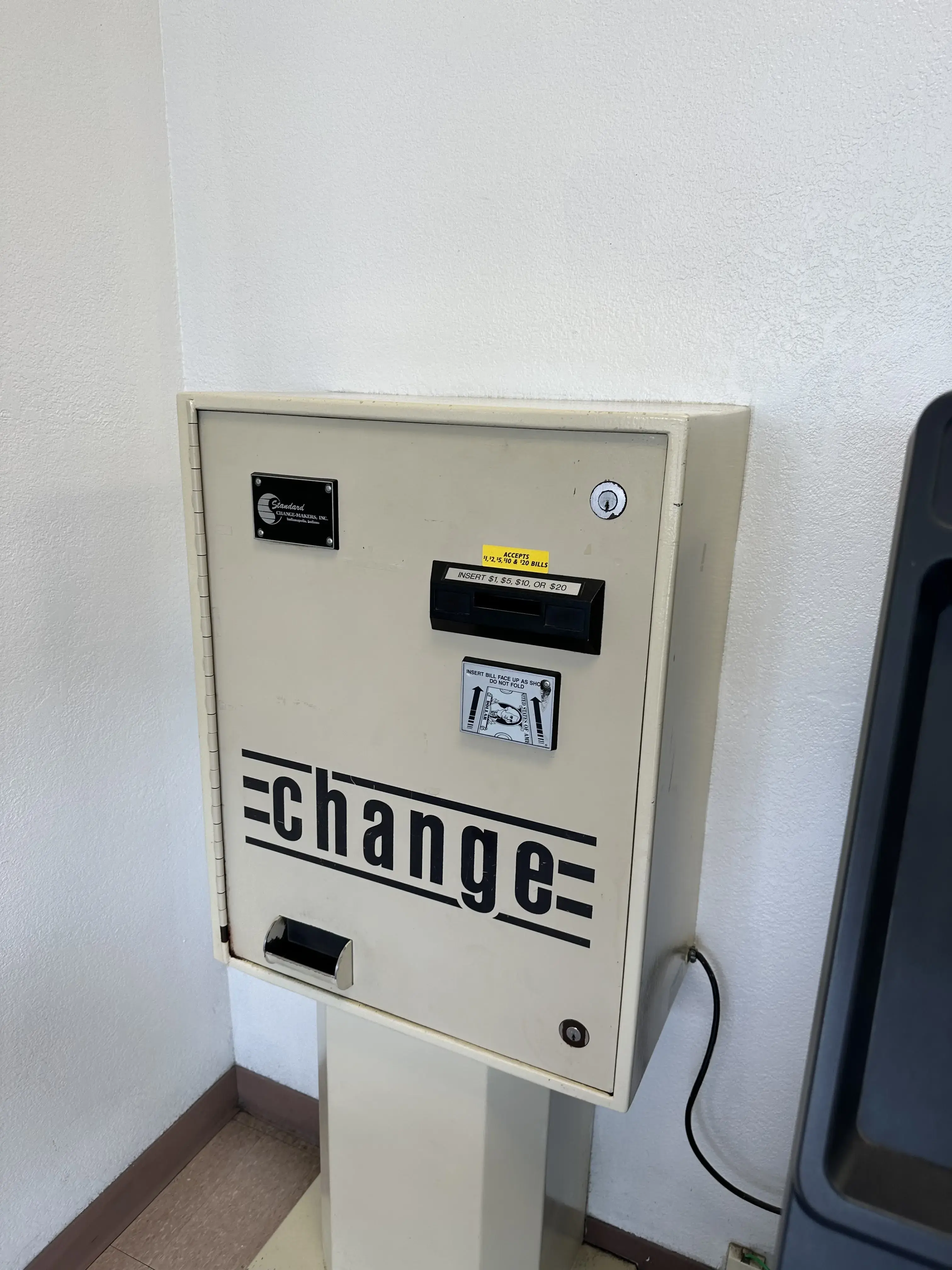 Grand Avenue Laundromat - Image 8