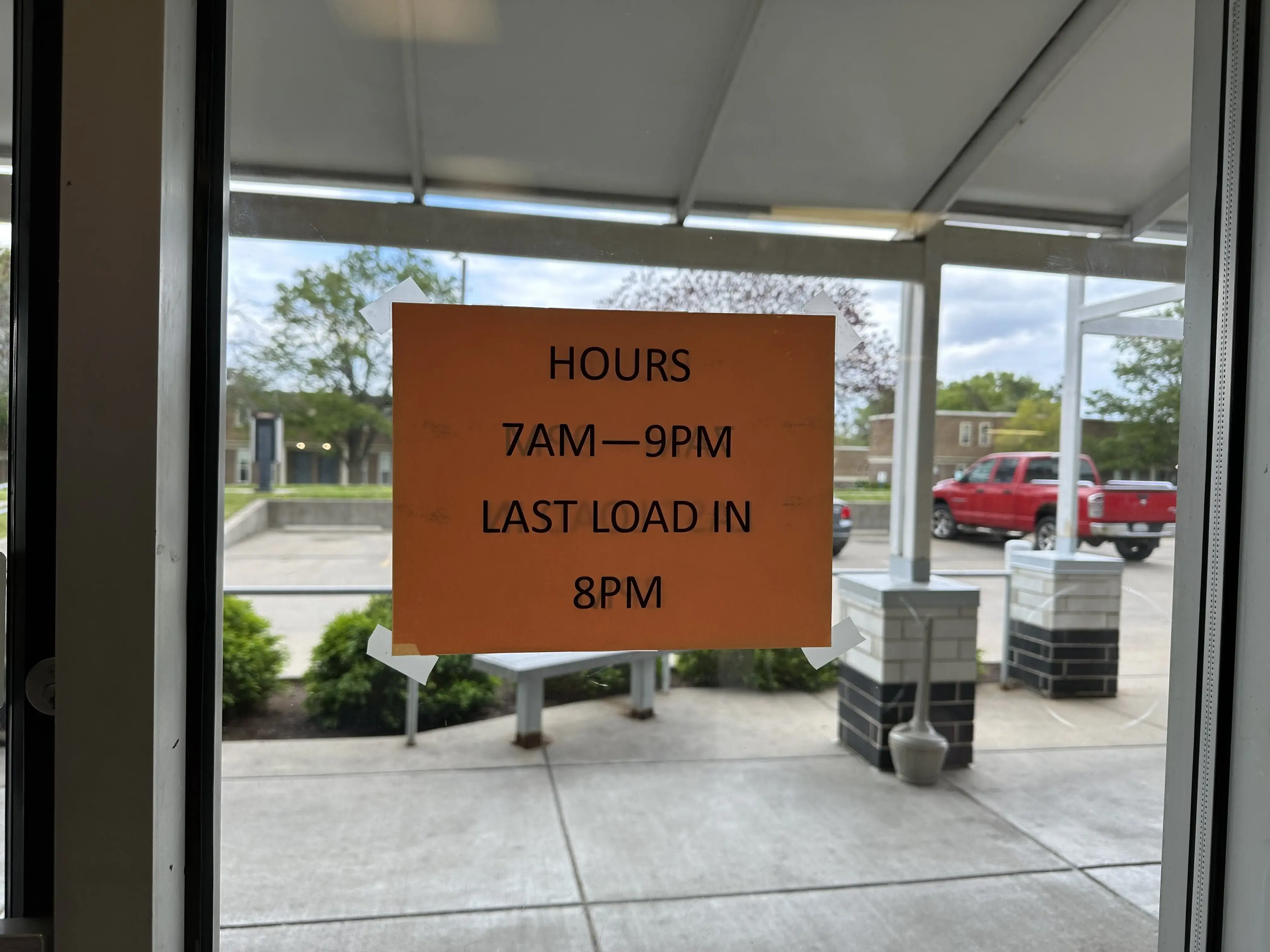 Grand Avenue Laundromat - Image 9