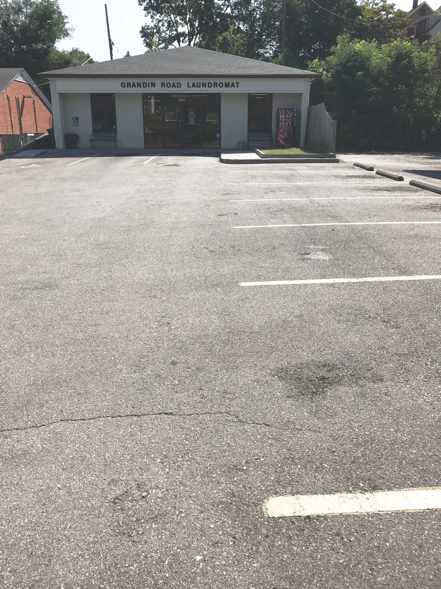 Grandin Road Laundromat - Image 5