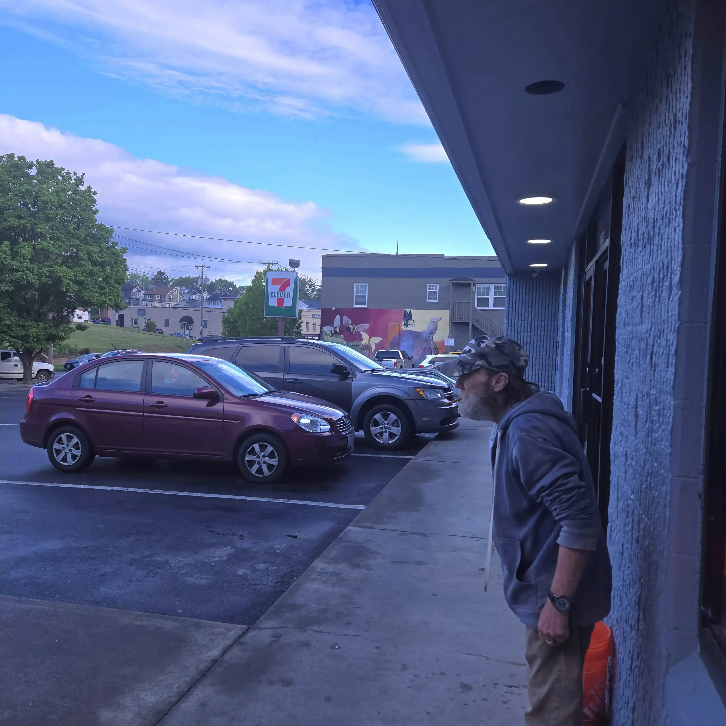 Grandin Road Laundromat - Image 16
