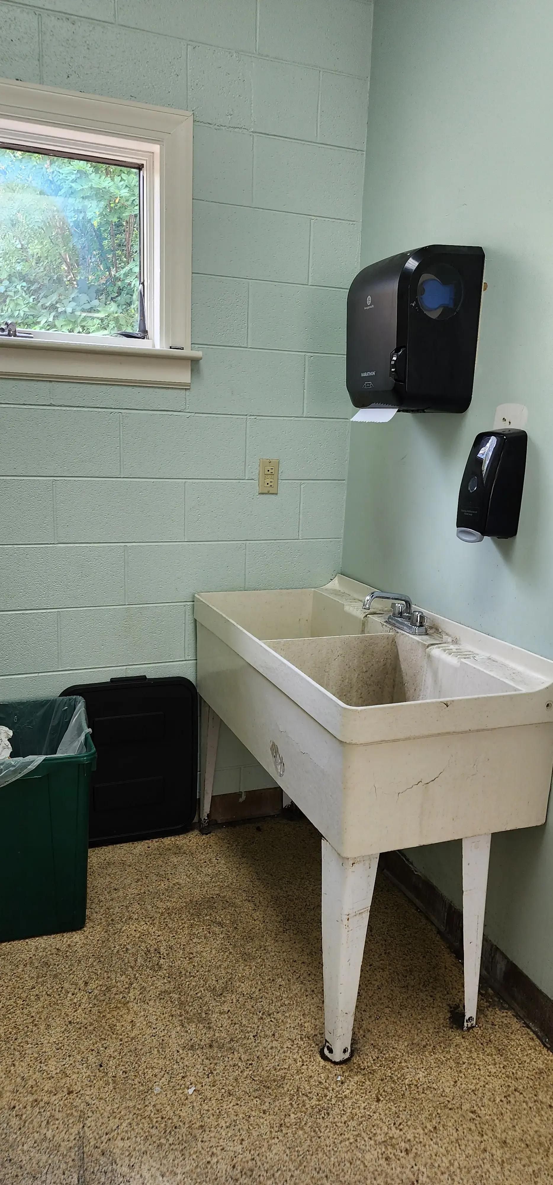 Grandin Road Laundromat thumbnail 17