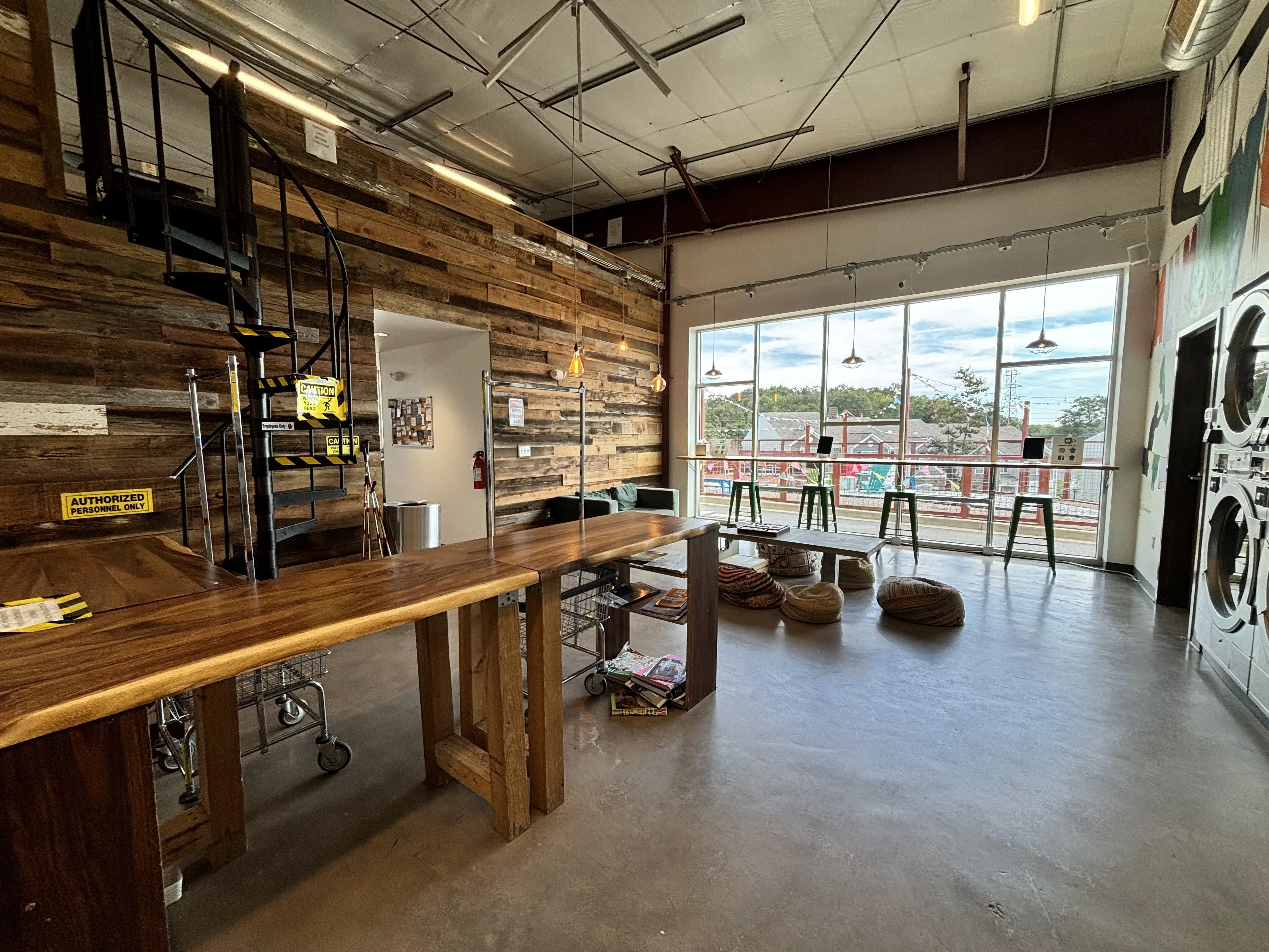 Green Laundry Lounge - Image 6