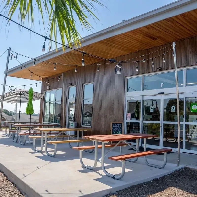 Green Laundry Lounge - Image 5
