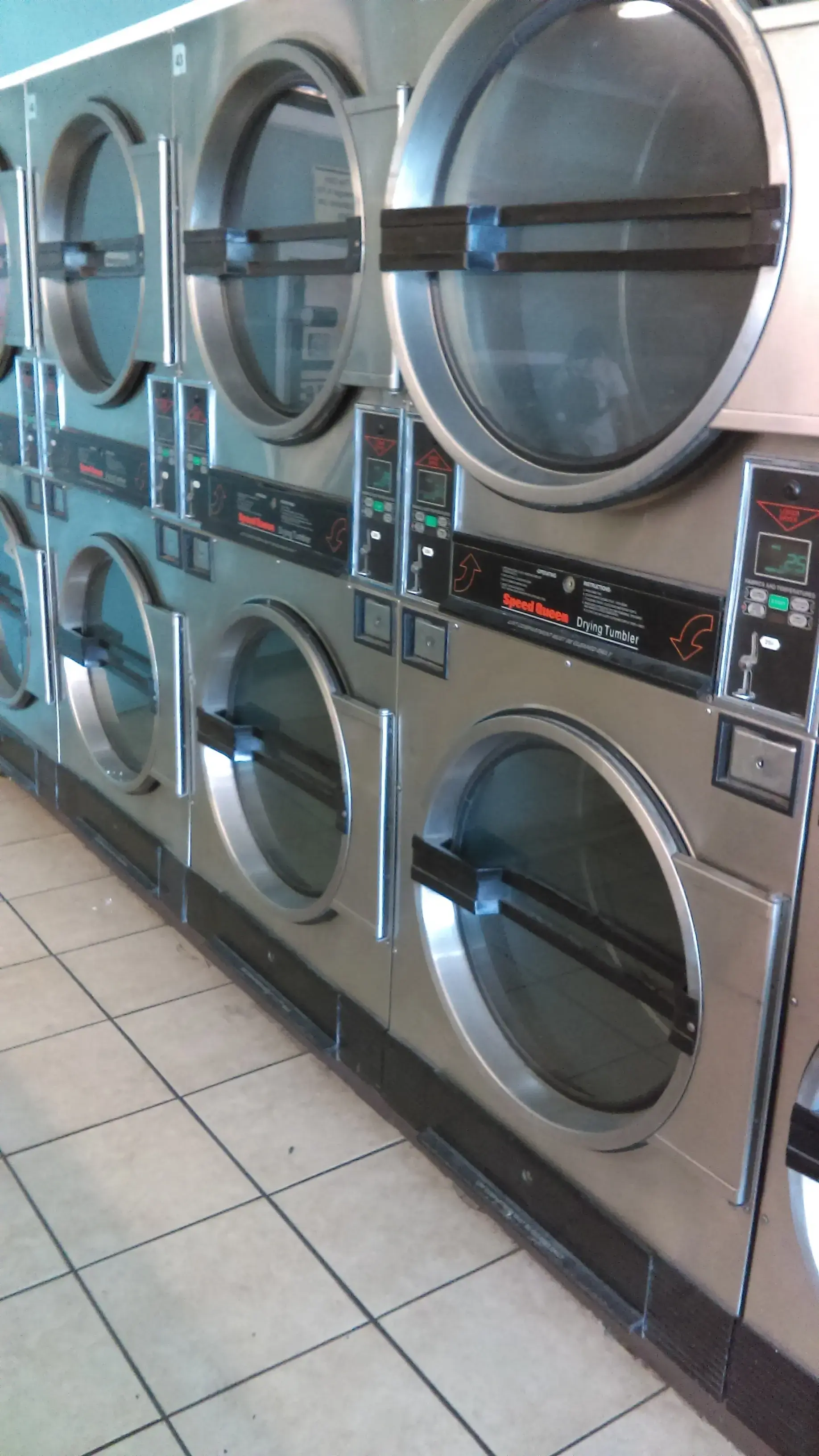 H & Y Coin Laundry - Image 6