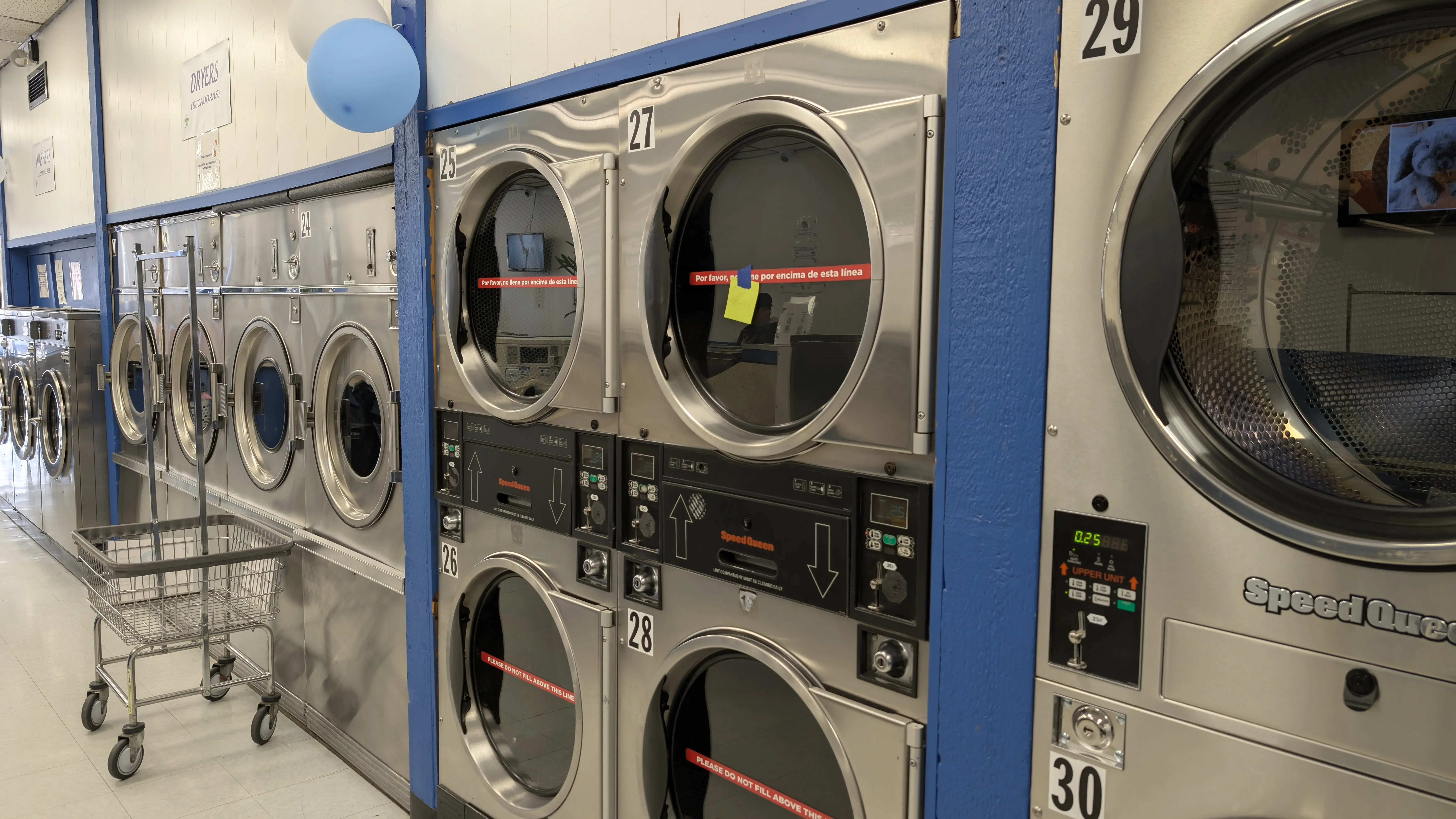 Hanover Quick Wash Laundromat / Lavandería - Image 15