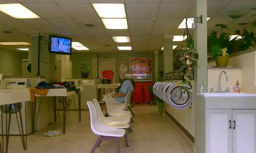 Hansen's Laundromat - Image 5