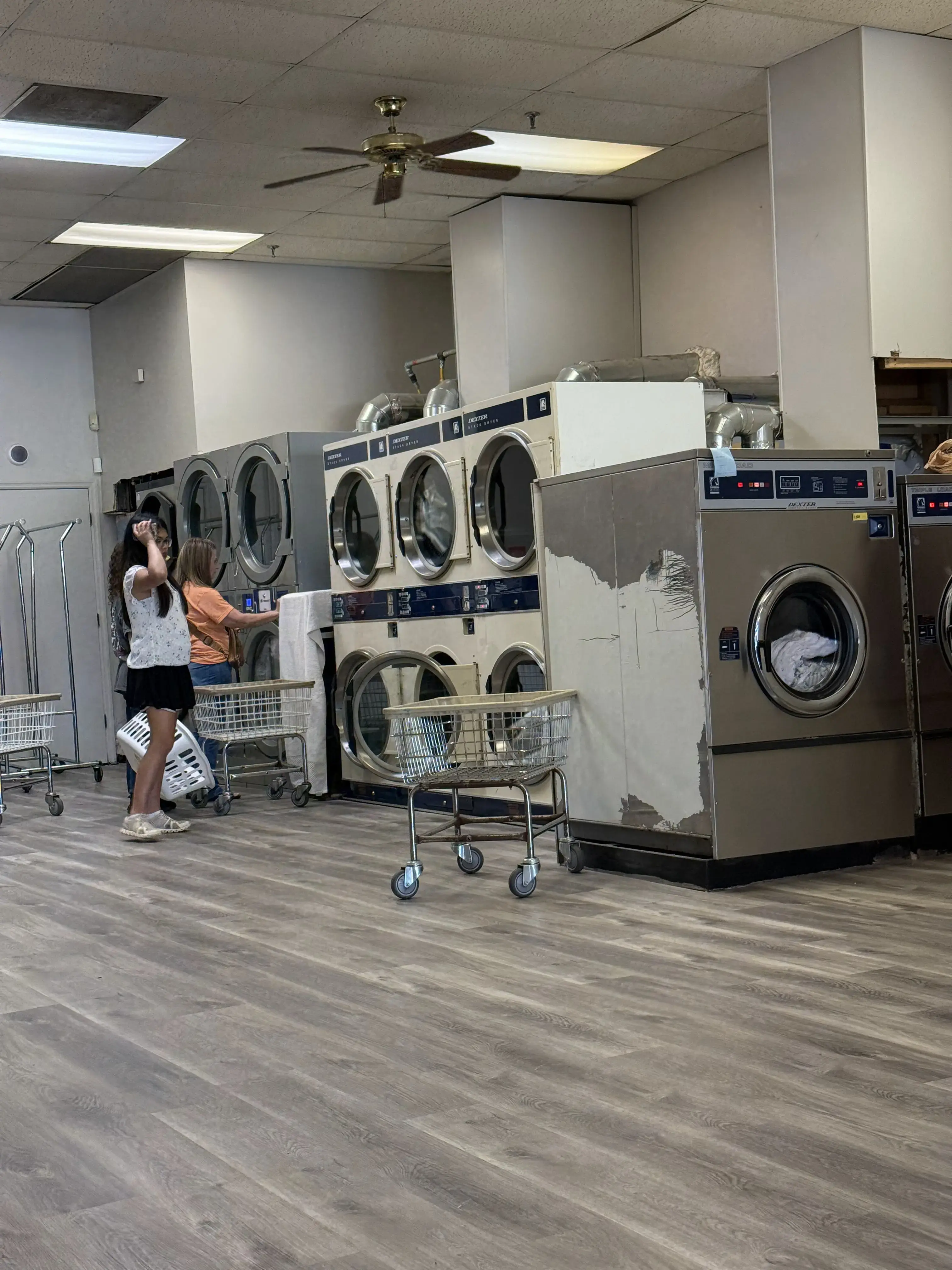 Happy Bubbles Laundromat thumbnail 6