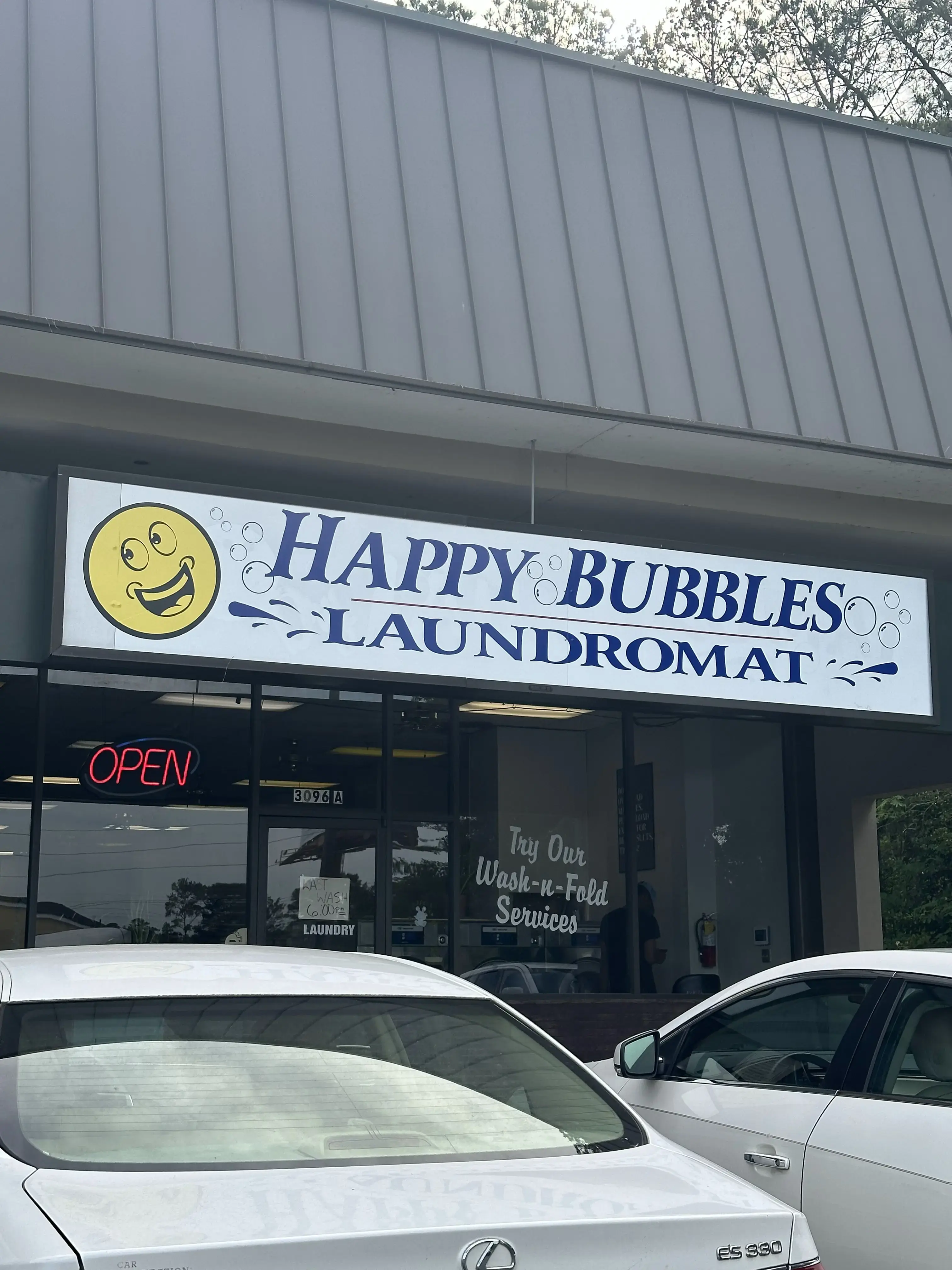 Happy Bubbles Laundromat - Image 11