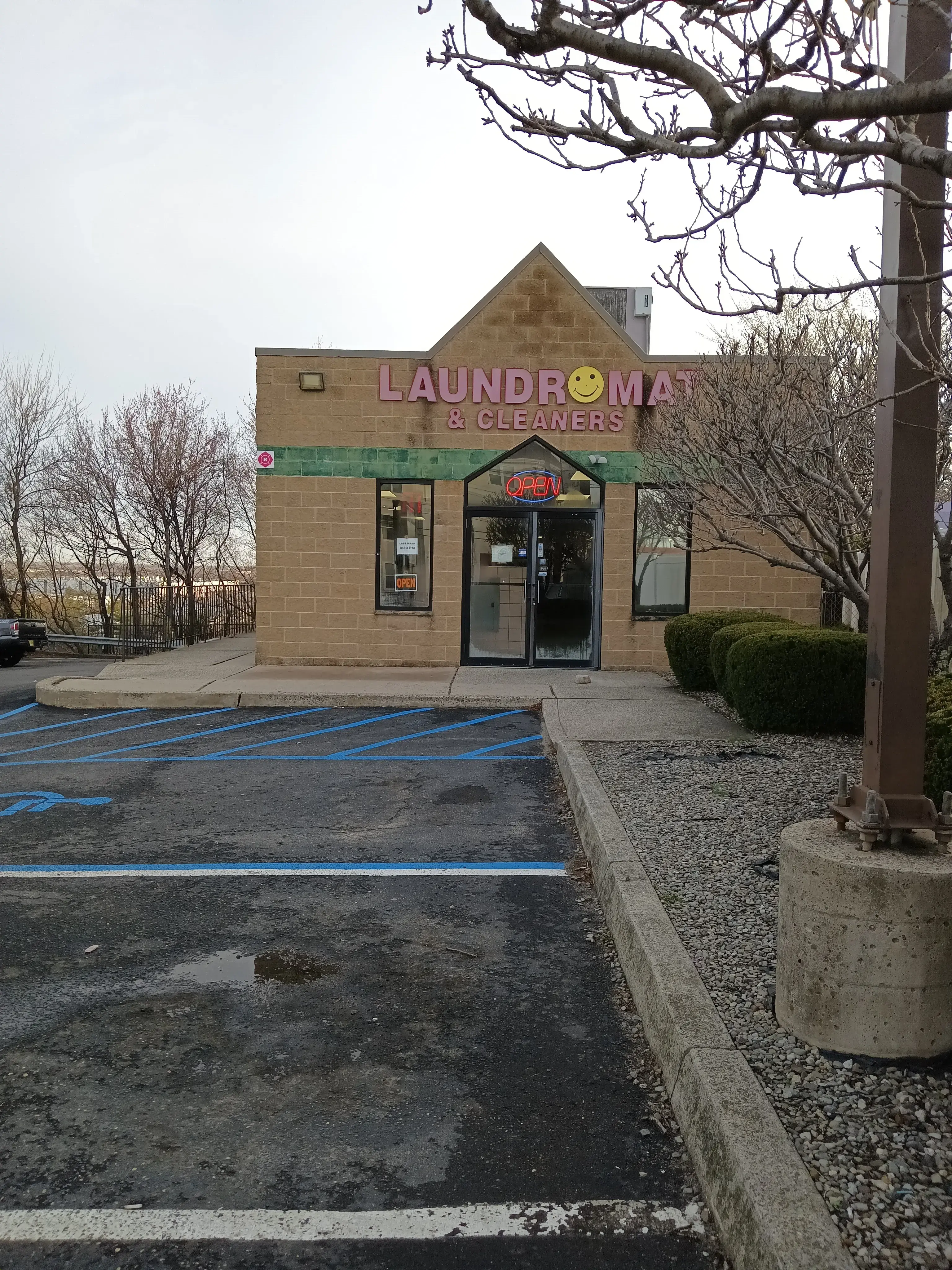 Happy Face Laundromat thumbnail 11