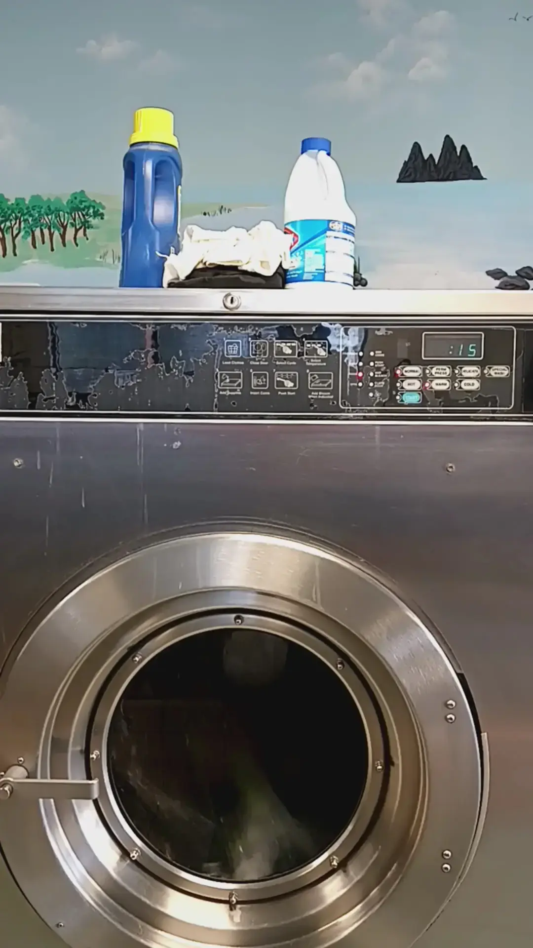 Happy Face Laundromat - Image 10