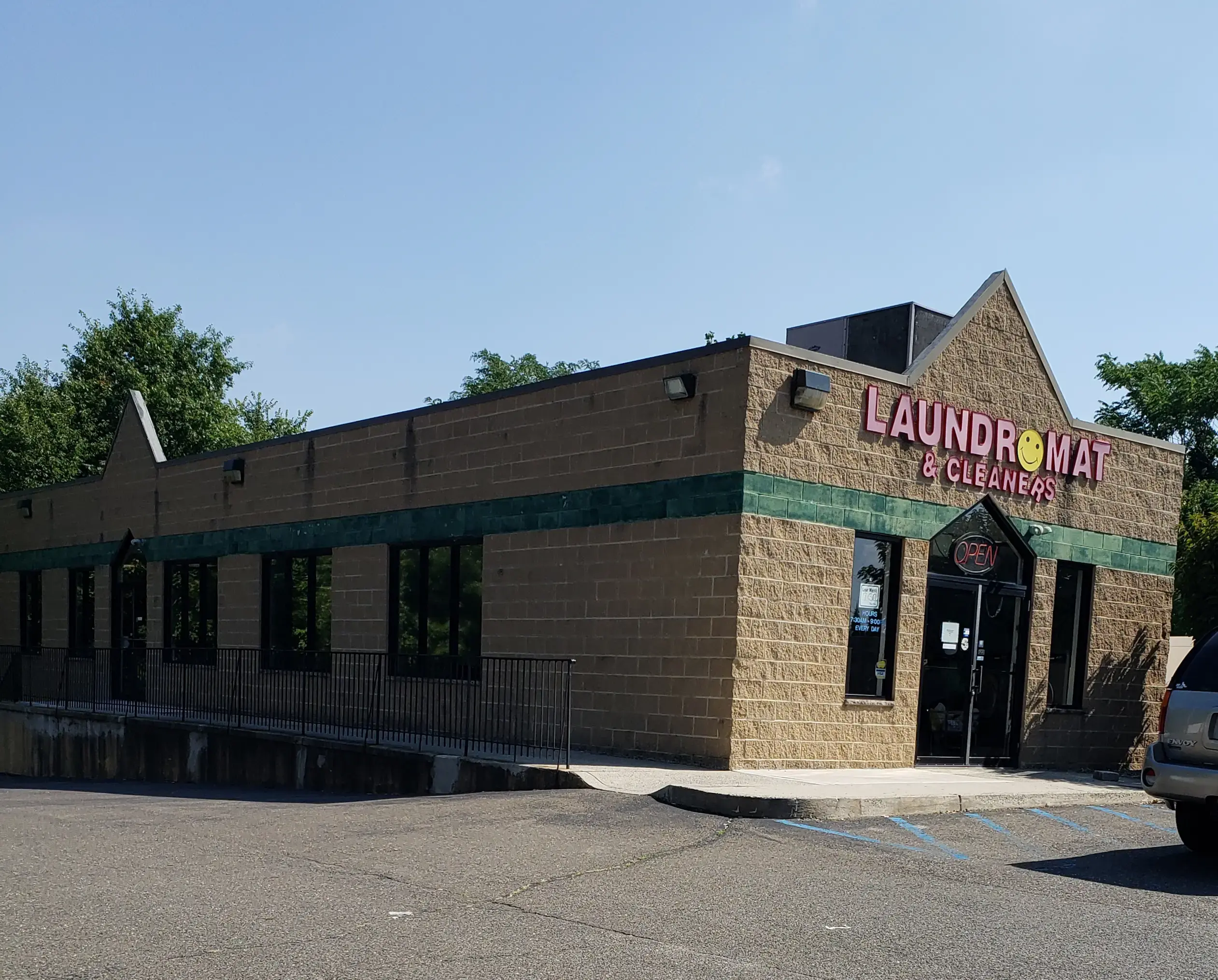 Happy Face Laundromat - Image 14